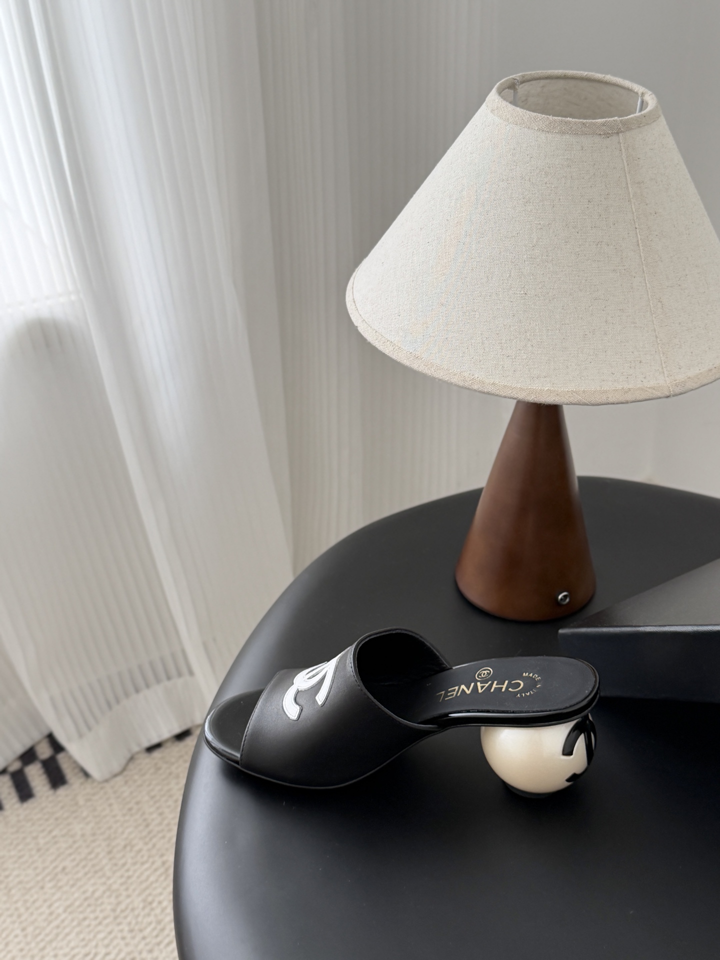 Chanel 26新款珍珠玛丽珍拖鞋皮料质感超好，上脚秀气～鞋面牛皮，内里羊皮，真皮大底！Size:35