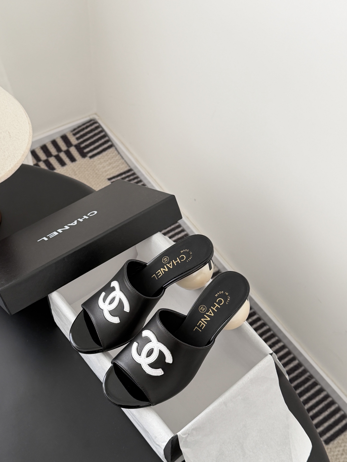 Chanel 26新款珍珠玛丽珍拖鞋皮料质感超好，上脚秀气～鞋面牛皮，内里羊皮，真皮大底！Size:35