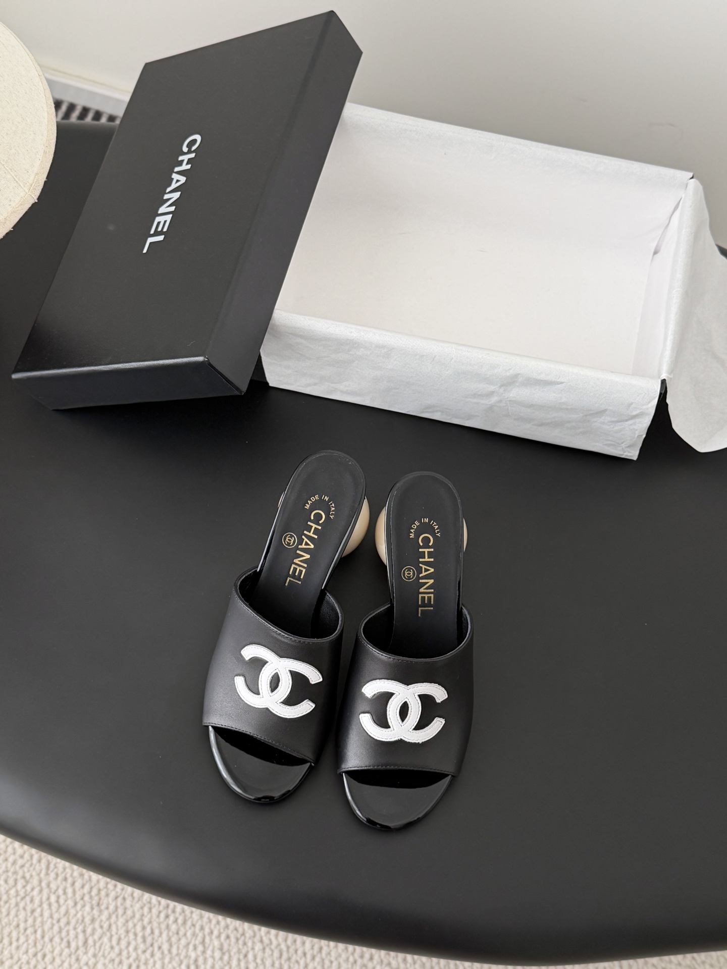 Chanel 26新款珍珠玛丽珍拖鞋皮料质感超好，上脚秀气～鞋面牛皮，内里羊皮，真皮大底！Size:35