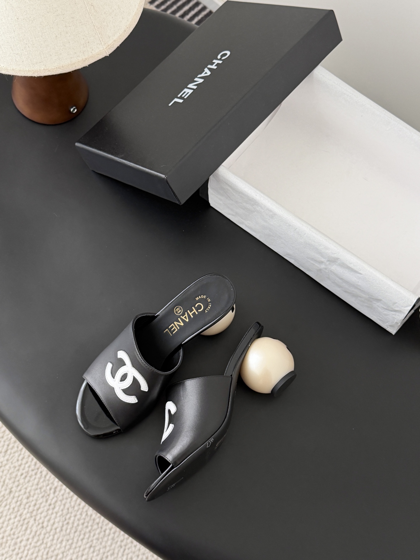 Chanel 26新款珍珠玛丽珍拖鞋皮料质感超好，上脚秀气～鞋面牛皮，内里羊皮，真皮大底！Size:35