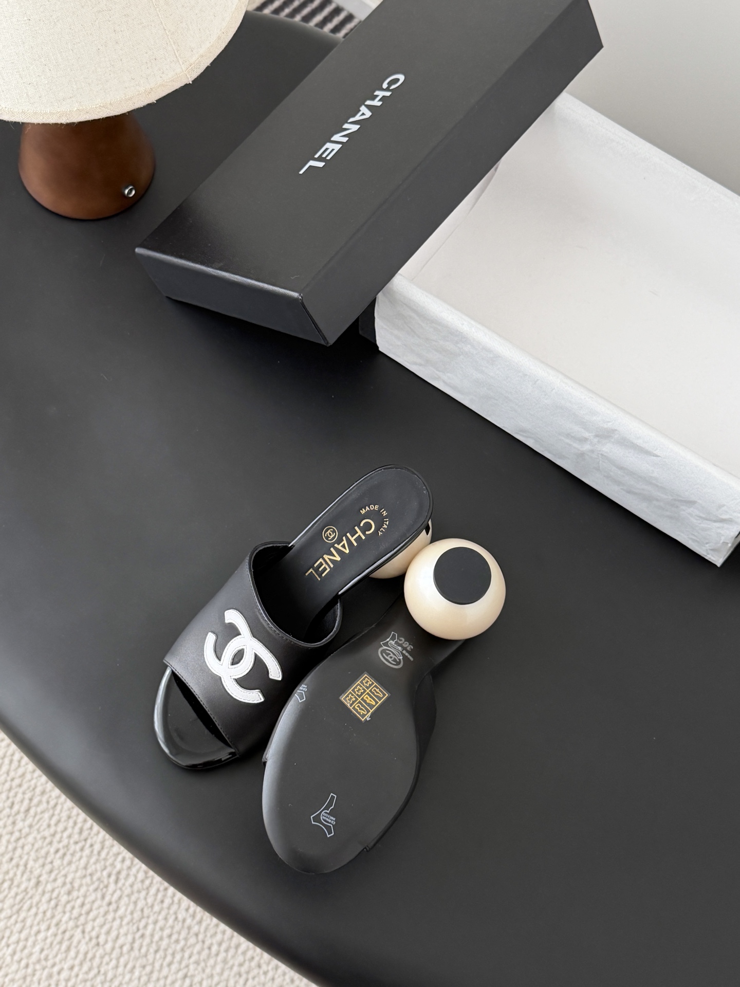 Chanel 26新款珍珠玛丽珍拖鞋皮料质感超好，上脚秀气～鞋面牛皮，内里羊皮，真皮大底！Size:35