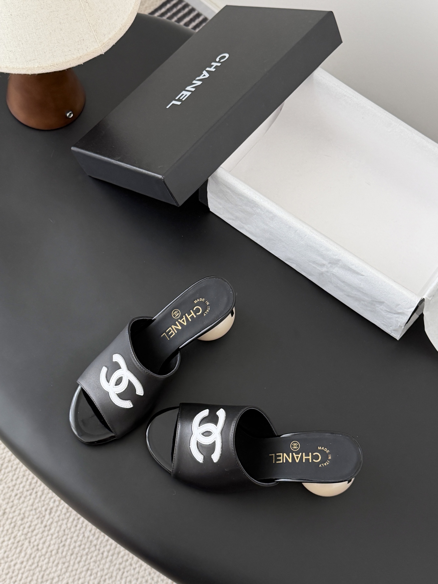 Chanel 26新款珍珠玛丽珍拖鞋皮料质感超好，上脚秀气～鞋面牛皮，内里羊皮，真皮大底！Size:35