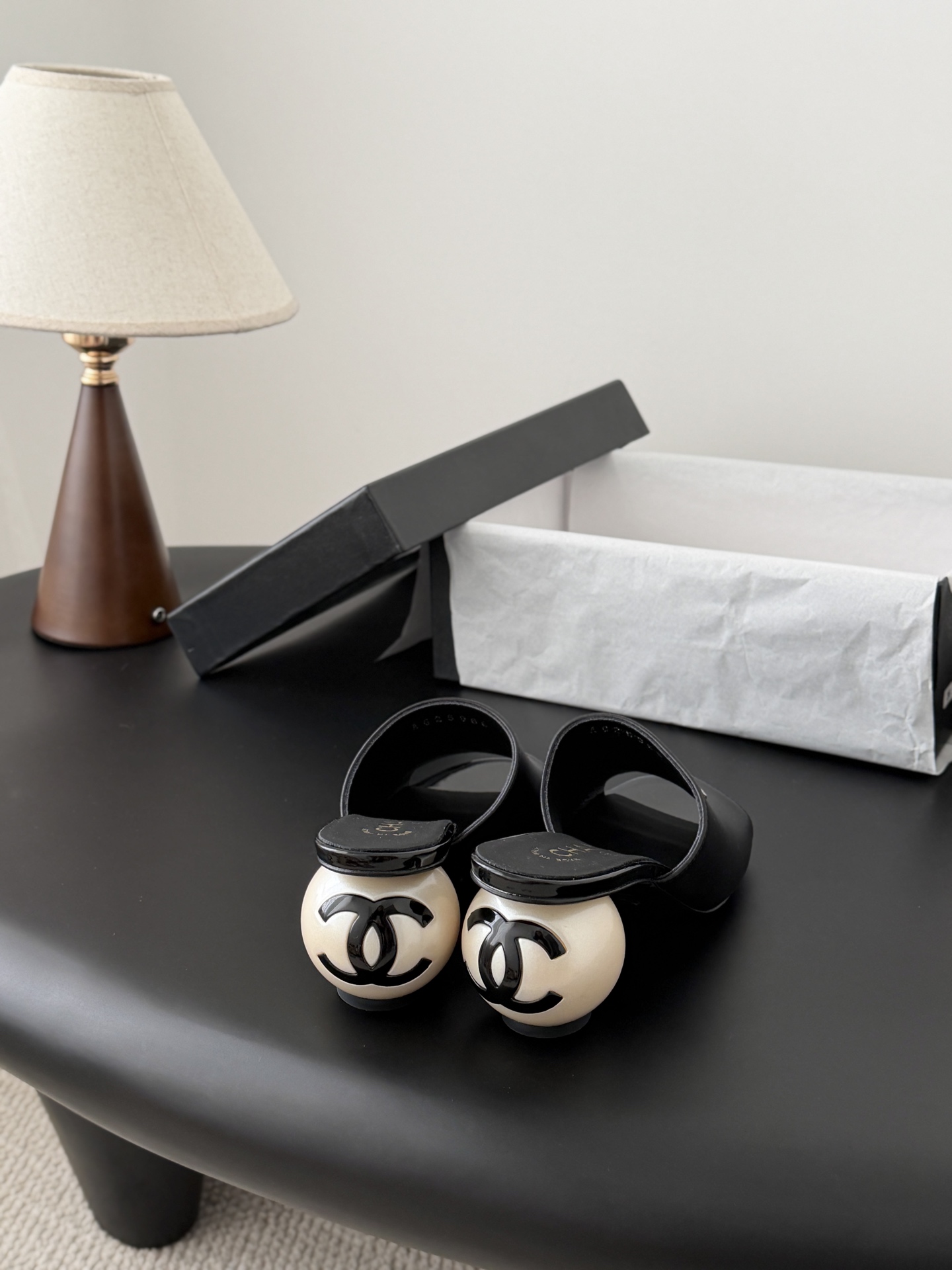 Chanel 26新款珍珠玛丽珍拖鞋皮料质感超好，上脚秀气～鞋面牛皮，内里羊皮，真皮大底！Size:35