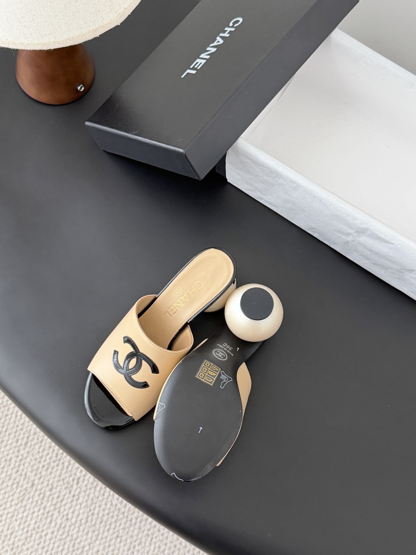 Chanel 26新款珍珠玛丽珍拖鞋皮料质感超好，上脚秀气～鞋面牛皮，内里羊皮，真皮大底！Size:35