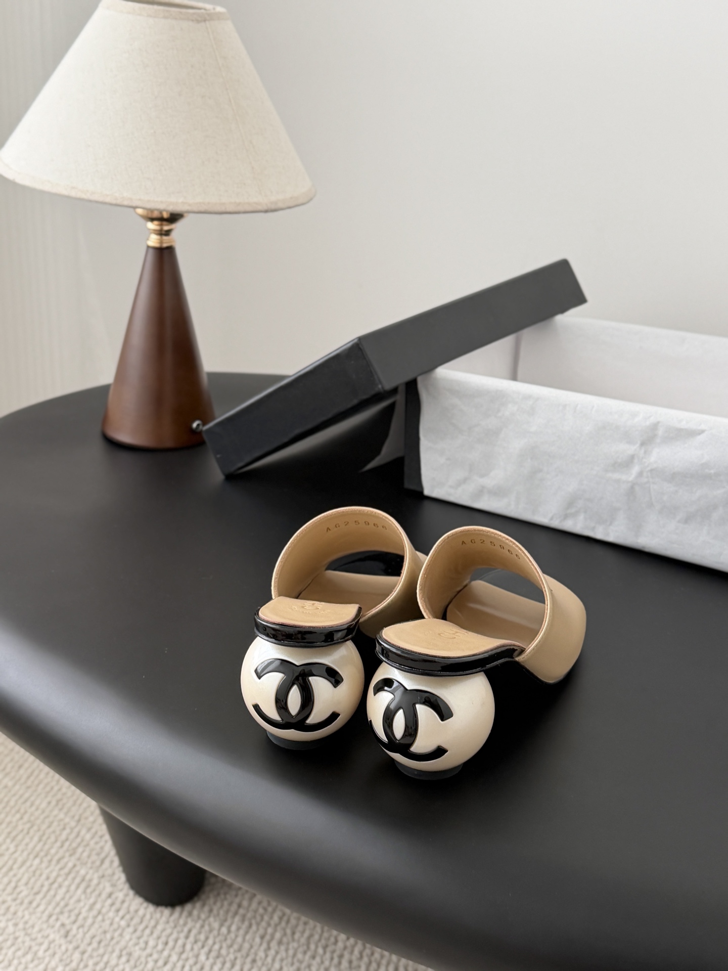 Chanel 26新款珍珠玛丽珍拖鞋皮料质感超好，上脚秀气～鞋面牛皮，内里羊皮，真皮大底！Size:35