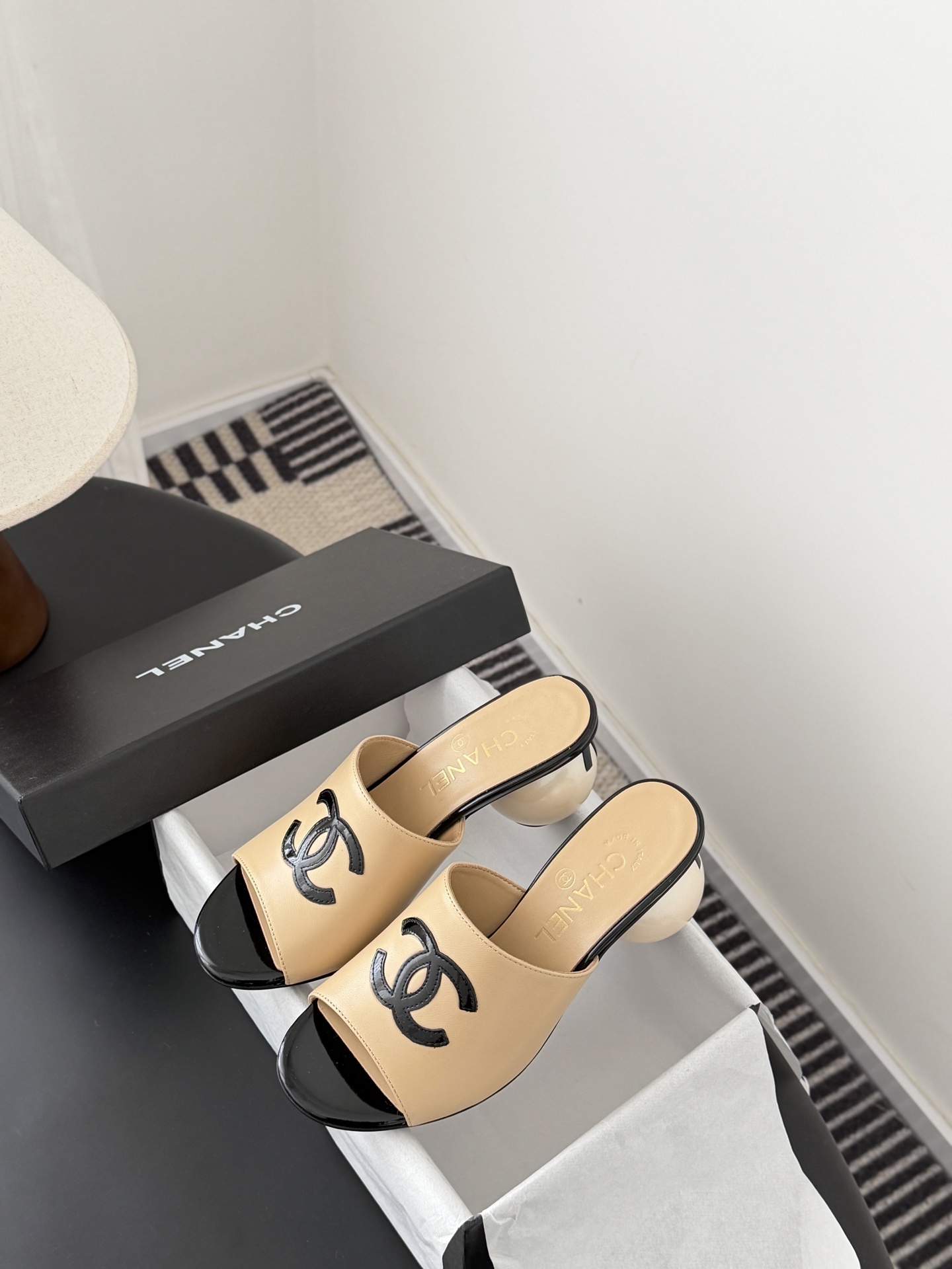 Chanel 26新款珍珠玛丽珍拖鞋皮料质感超好，上脚秀气～鞋面牛皮，内里羊皮，真皮大底！Size:35