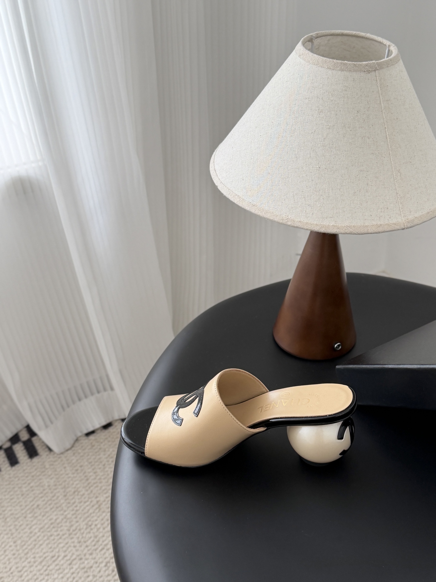 Chanel 26新款珍珠玛丽珍拖鞋皮料质感超好，上脚秀气～鞋面牛皮，内里羊皮，真皮大底！Size:35