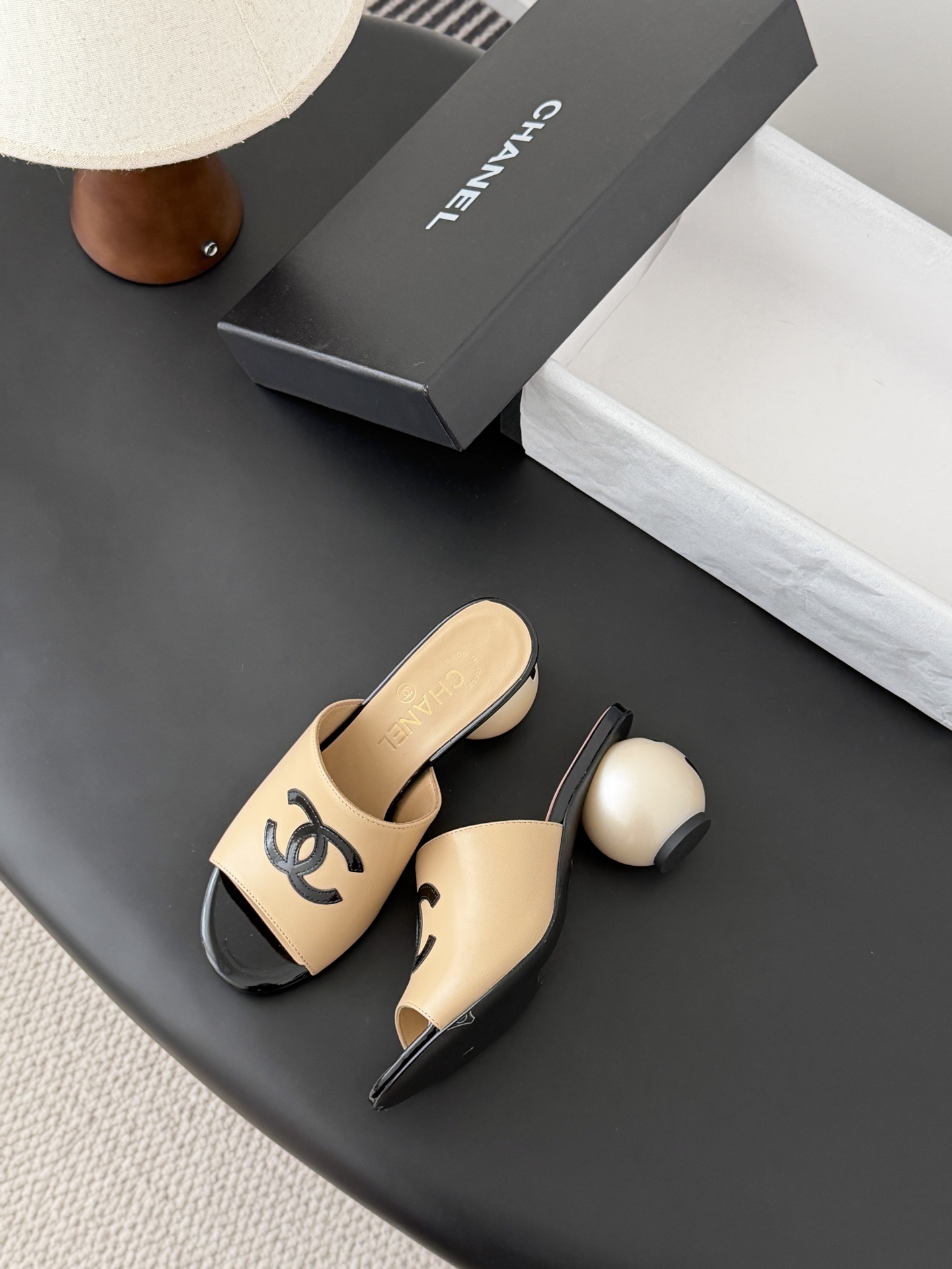 Chanel 26新款珍珠玛丽珍拖鞋皮料质感超好，上脚秀气～鞋面牛皮，内里羊皮，真皮大底！Size:35