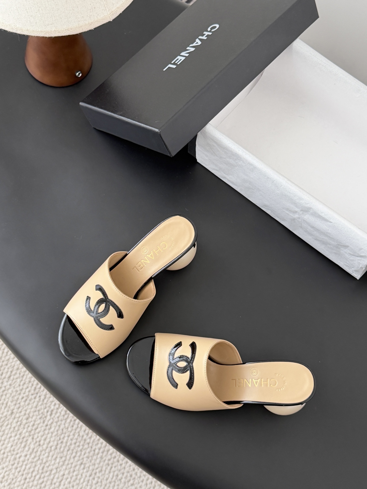 Chanel 26新款珍珠玛丽珍拖鞋皮料质感超好，上脚秀气～鞋面牛皮，内里羊皮，真皮大底！Size:35