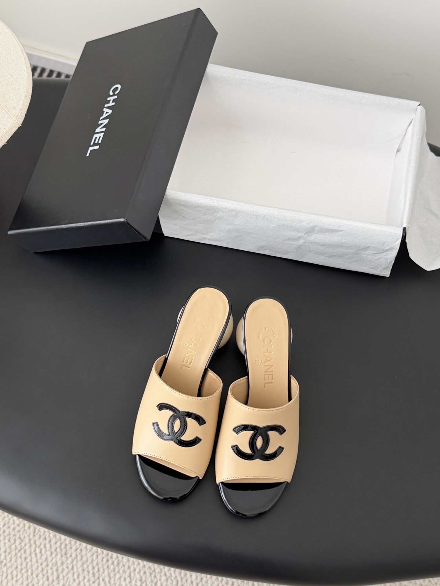 Chanel 26新款珍珠玛丽珍拖鞋皮料质感超好，上脚秀气～鞋面牛皮，内里羊皮，真皮大底！Size:35