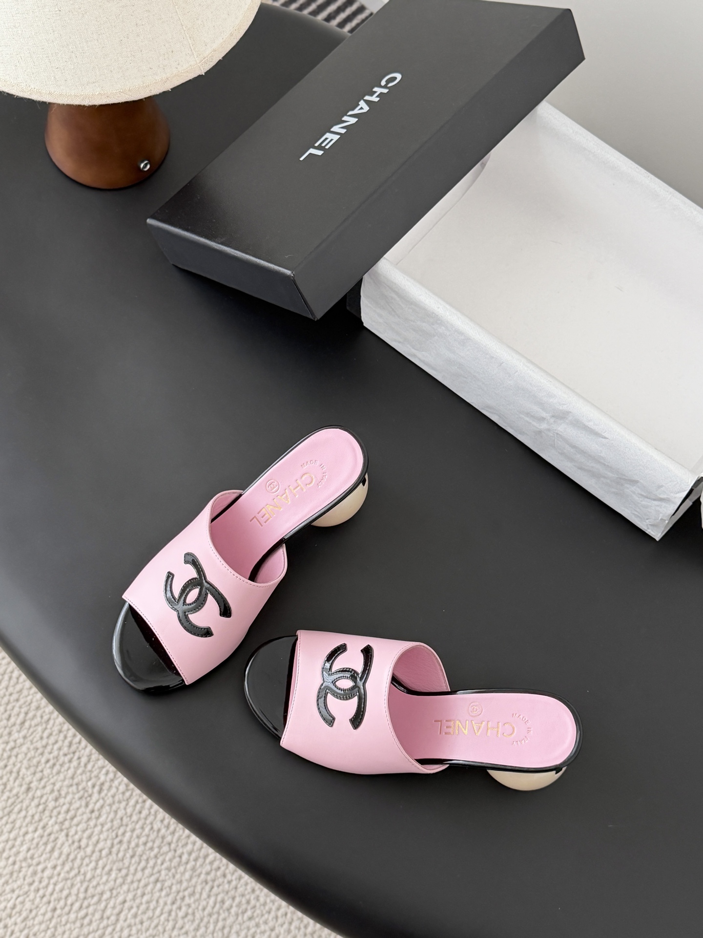 Chanel 26新款珍珠玛丽珍拖鞋皮料质感超好，上脚秀气～鞋面牛皮，内里羊皮，真皮大底！Size:35