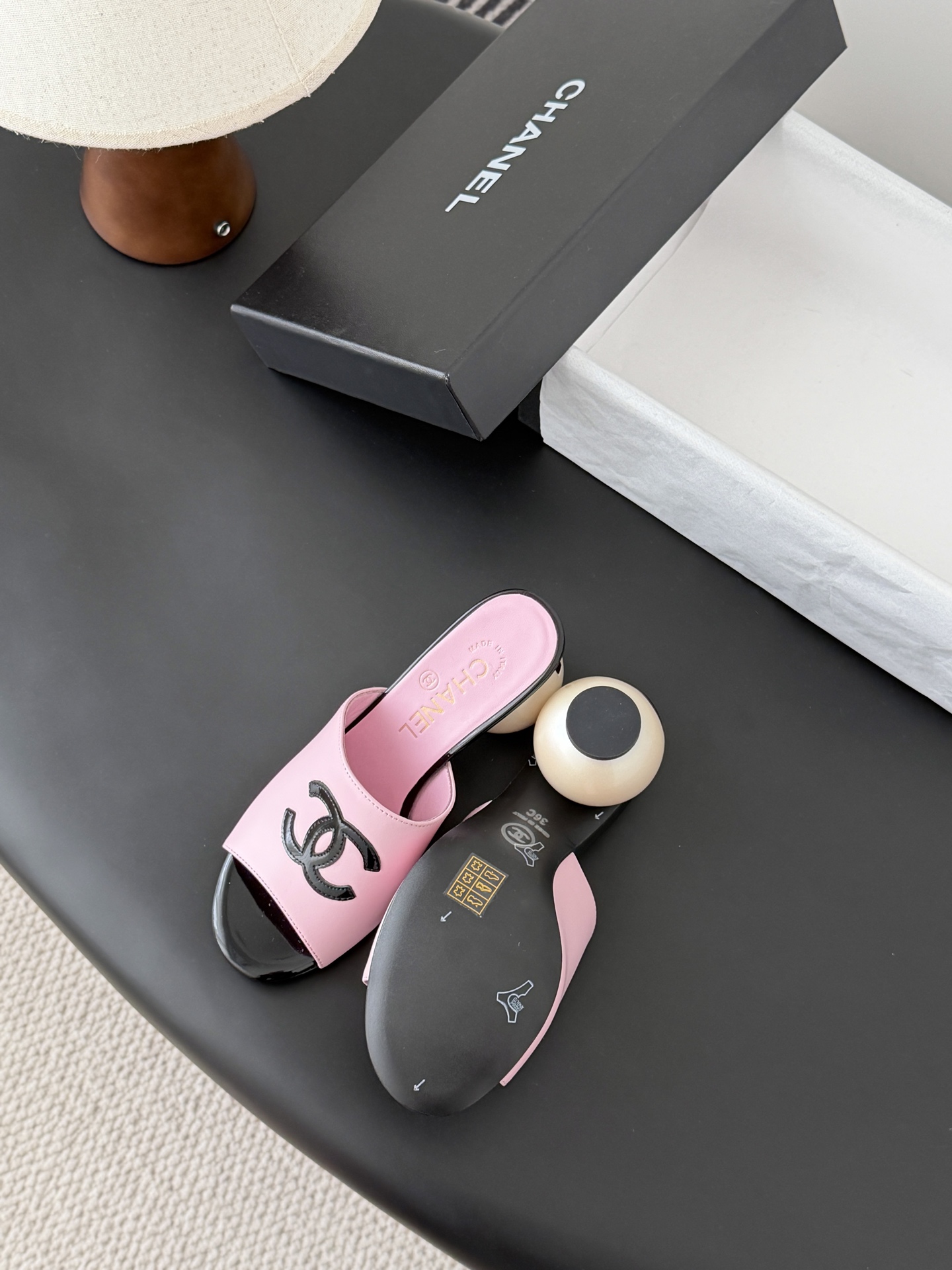 Chanel 26新款珍珠玛丽珍拖鞋皮料质感超好，上脚秀气～鞋面牛皮，内里羊皮，真皮大底！Size:35