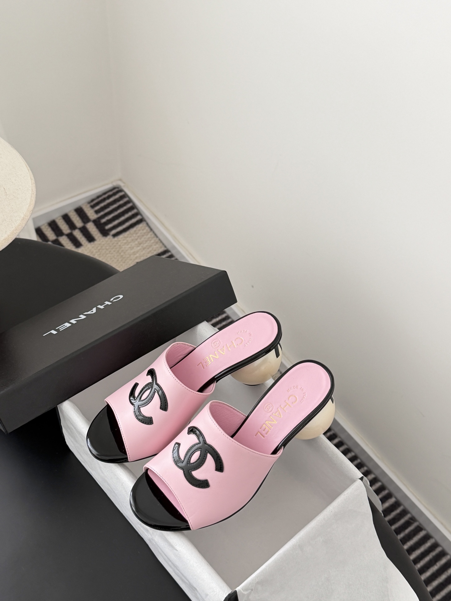 Chanel 26新款珍珠玛丽珍拖鞋皮料质感超好，上脚秀气～鞋面牛皮，内里羊皮，真皮大底！Size:35