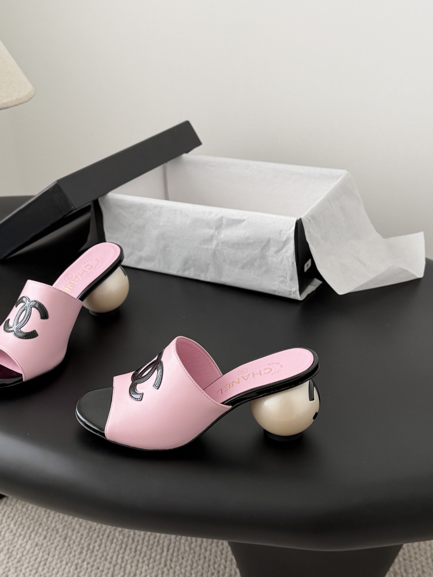 Chanel 26新款珍珠玛丽珍拖鞋皮料质感超好，上脚秀气～鞋面牛皮，内里羊皮，真皮大底！Size:35