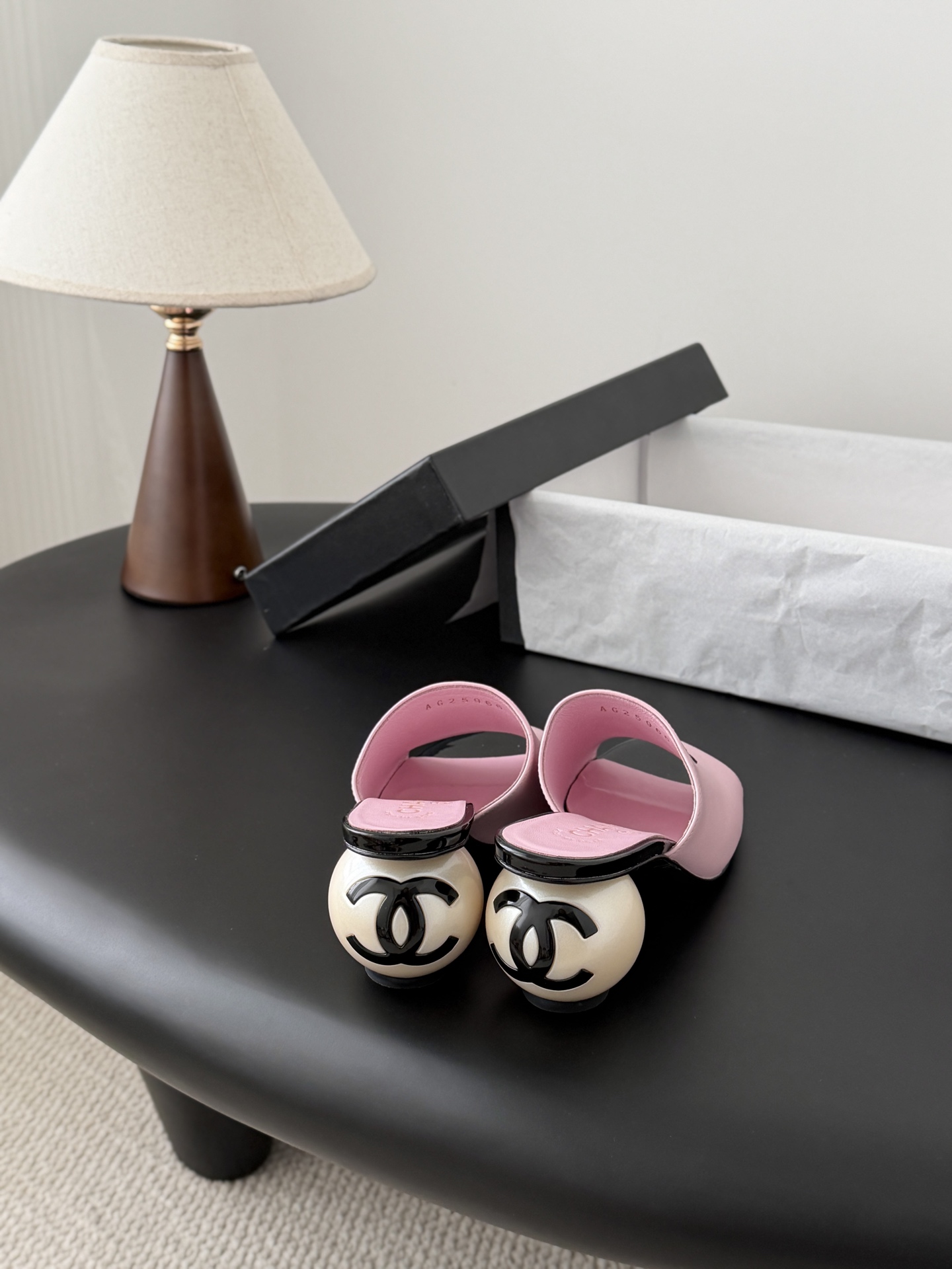 Chanel 26新款珍珠玛丽珍拖鞋皮料质感超好，上脚秀气～鞋面牛皮，内里羊皮，真皮大底！Size:35