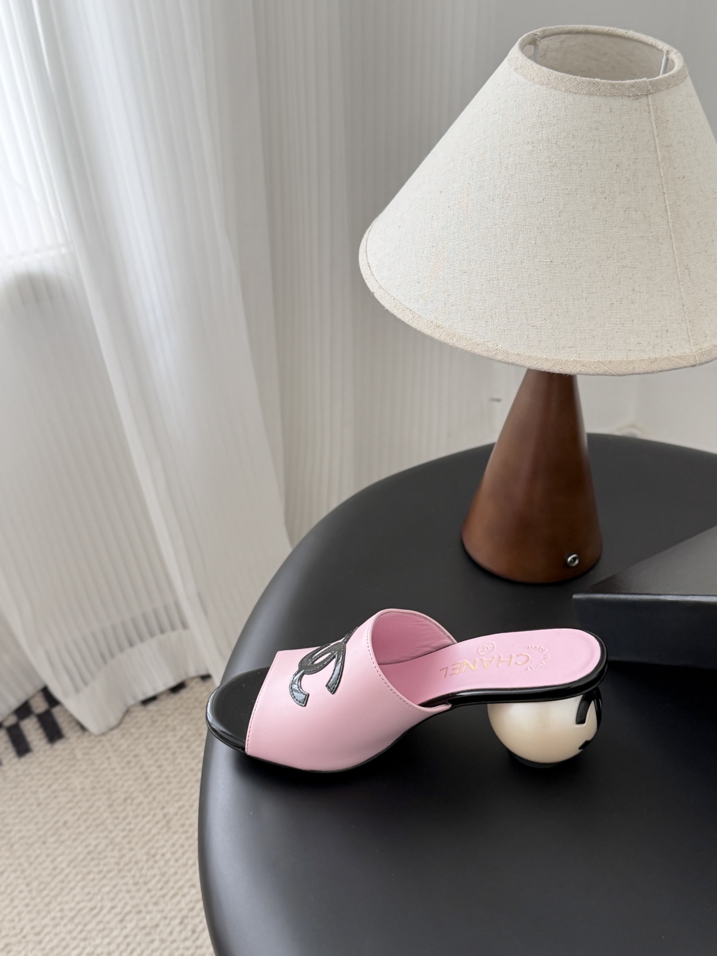 Chanel 26新款珍珠玛丽珍拖鞋皮料质感超好，上脚秀气～鞋面牛皮，内里羊皮，真皮大底！Size:35