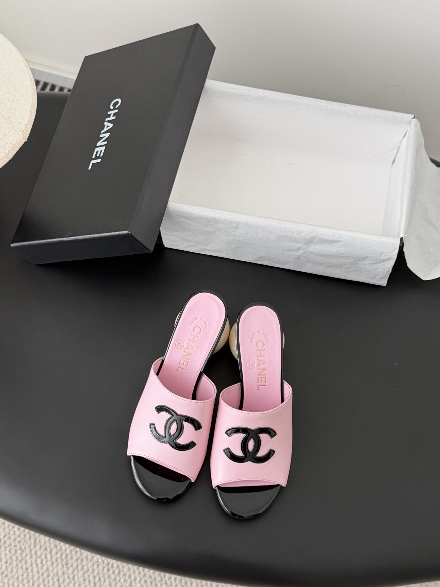 Chanel 26新款珍珠玛丽珍拖鞋皮料质感超好，上脚秀气～鞋面牛皮，内里羊皮，真皮大底！Size:35