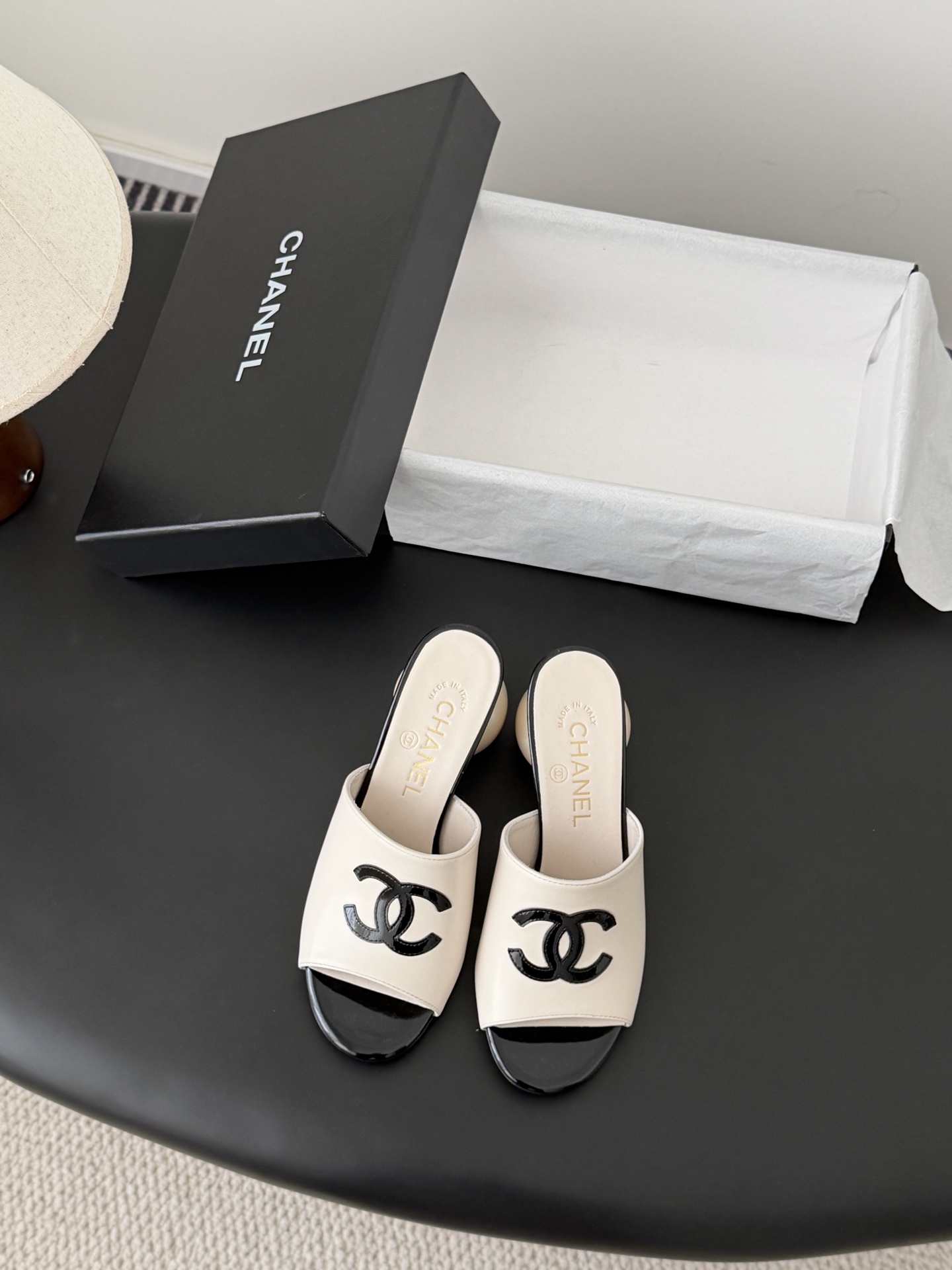 Chanel 26新款珍珠玛丽珍拖鞋皮料质感超好，上脚秀气～鞋面牛皮，内里羊皮，真皮大底！Size:35