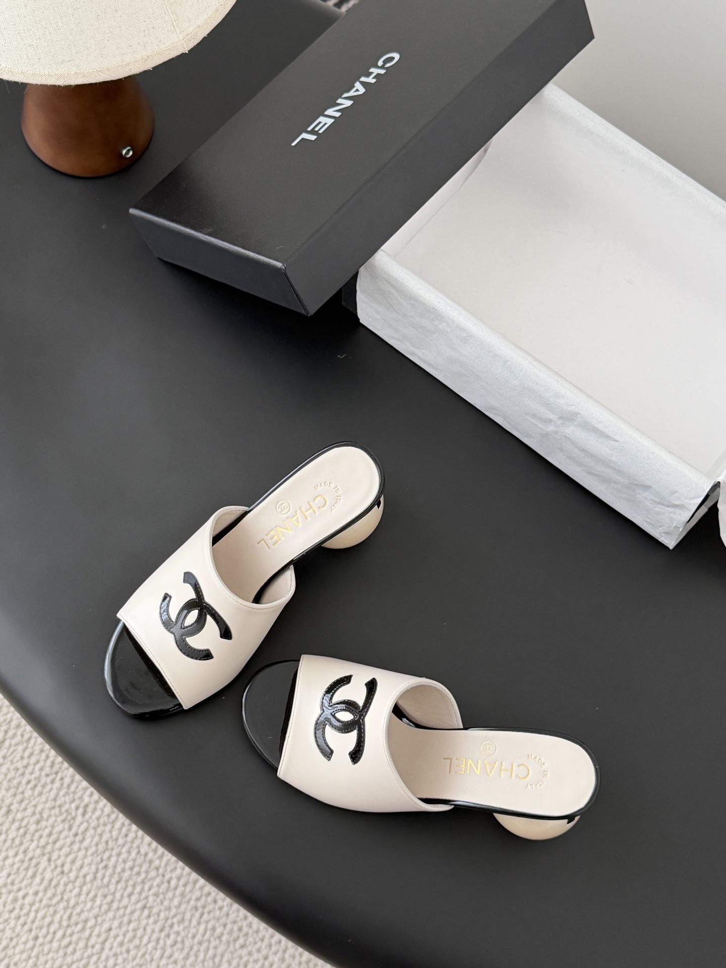 Chanel 26新款珍珠玛丽珍拖鞋皮料质感超好，上脚秀气～鞋面牛皮，内里羊皮，真皮大底！Size:35