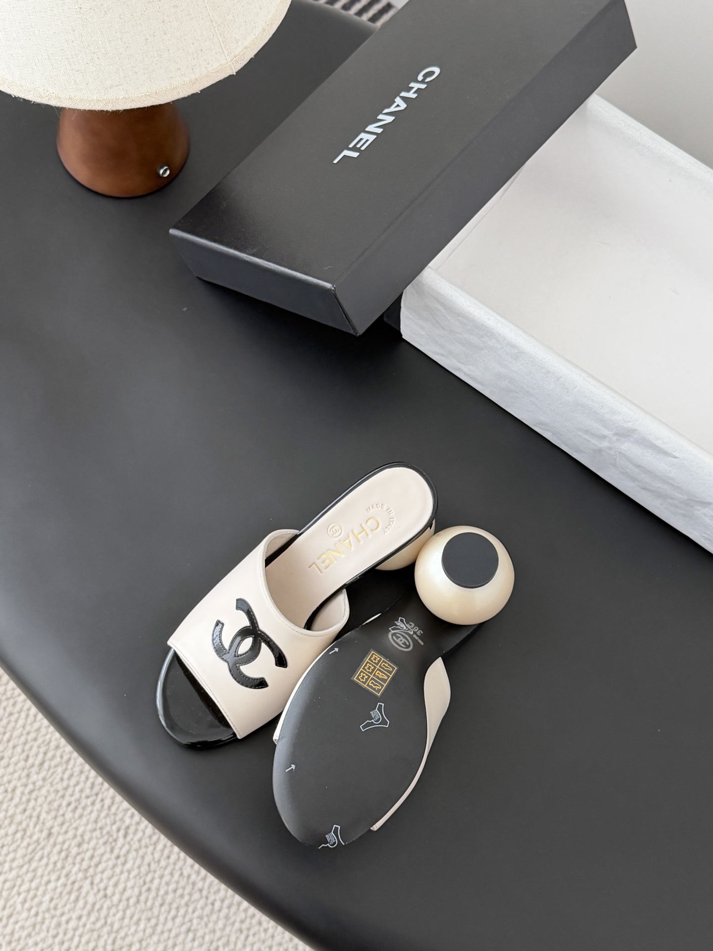 Chanel 26新款珍珠玛丽珍拖鞋皮料质感超好，上脚秀气～鞋面牛皮，内里羊皮，真皮大底！Size:35