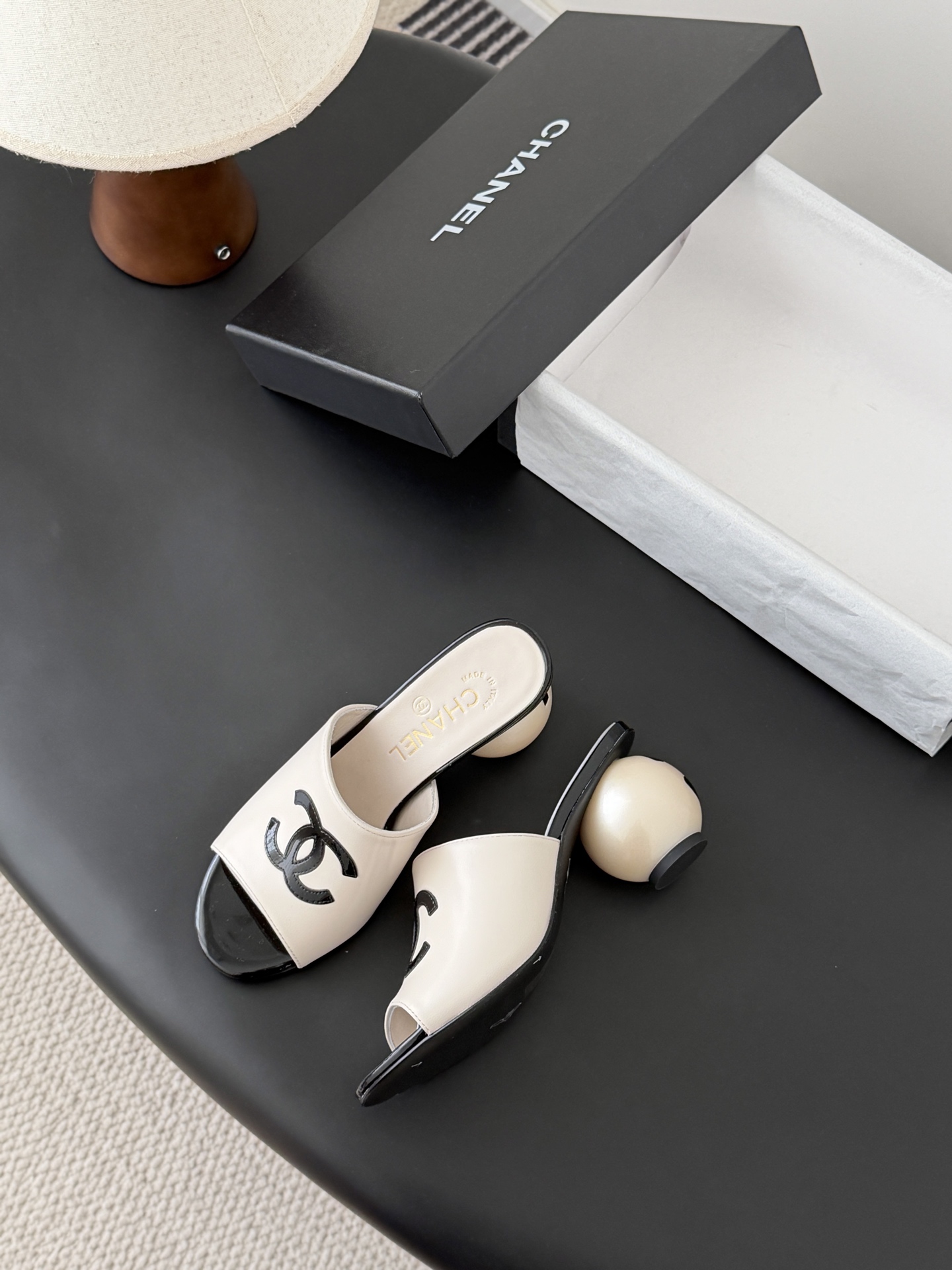 Chanel 26新款珍珠玛丽珍拖鞋皮料质感超好，上脚秀气～鞋面牛皮，内里羊皮，真皮大底！Size:35