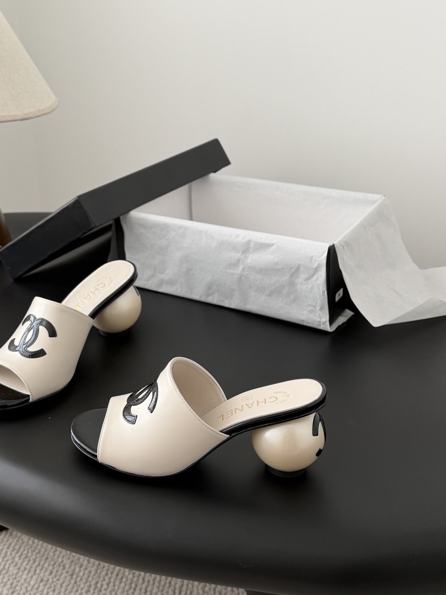 Chanel 26新款珍珠玛丽珍拖鞋皮料质感超好，上脚秀气～鞋面牛皮，内里羊皮，真皮大底！Size:35