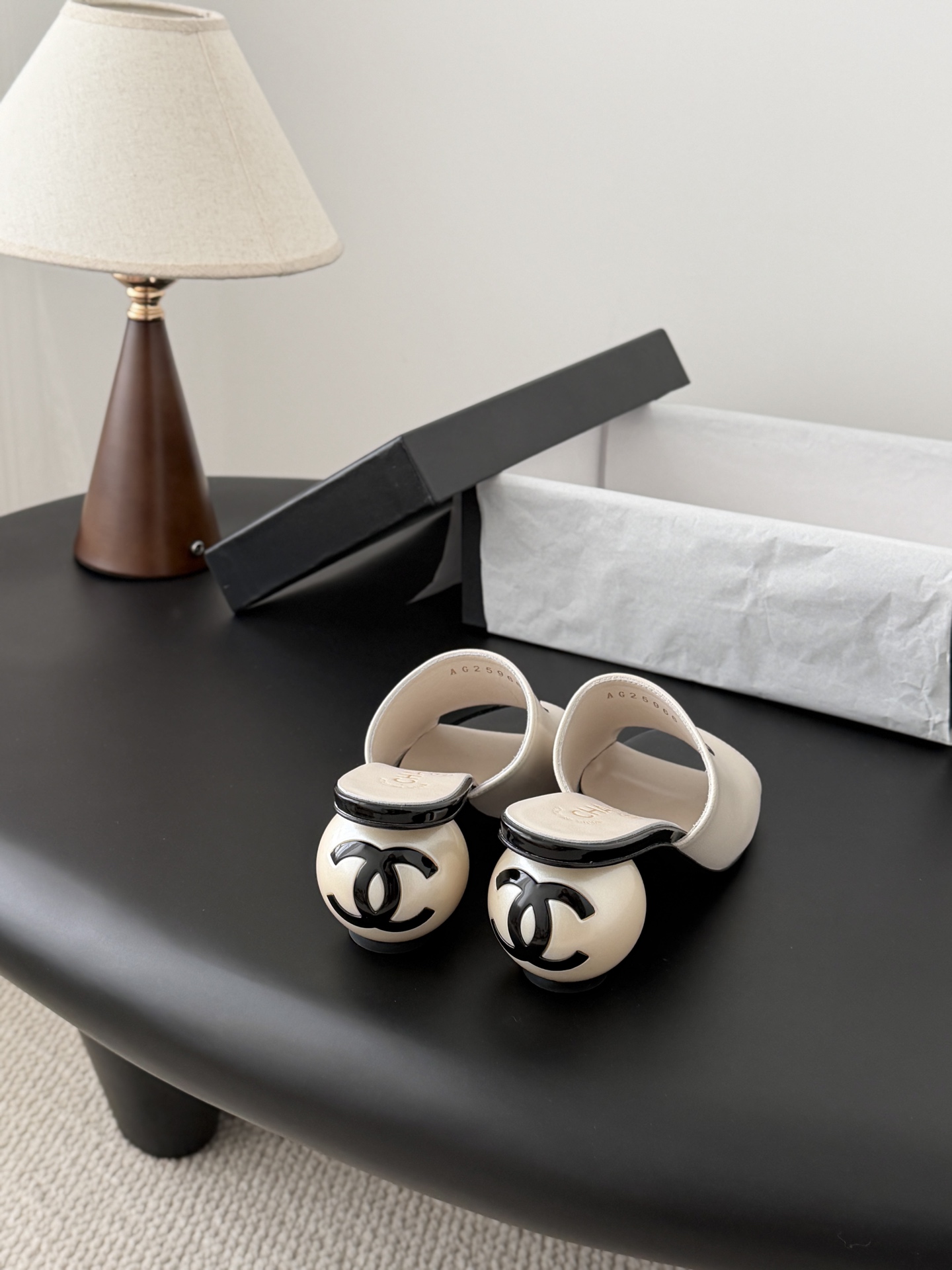 Chanel 26新款珍珠玛丽珍拖鞋皮料质感超好，上脚秀气～鞋面牛皮，内里羊皮，真皮大底！Size:35