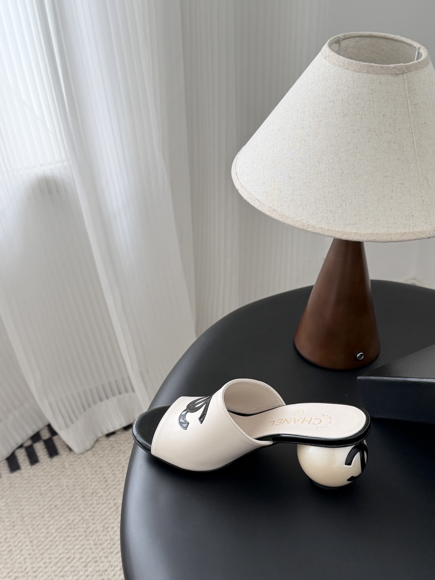 Chanel 26新款珍珠玛丽珍拖鞋皮料质感超好，上脚秀气～鞋面牛皮，内里羊皮，真皮大底！Size:35