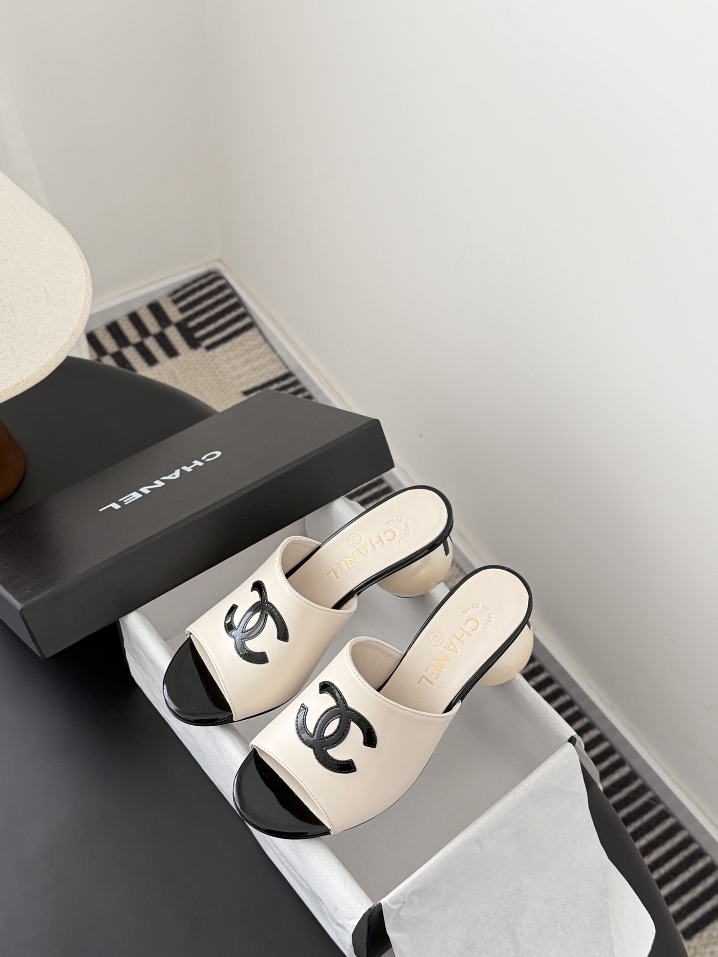 Chanel 26新款珍珠玛丽珍拖鞋皮料质感超好，上脚秀气～鞋面牛皮，内里羊皮，真皮大底！Size:35