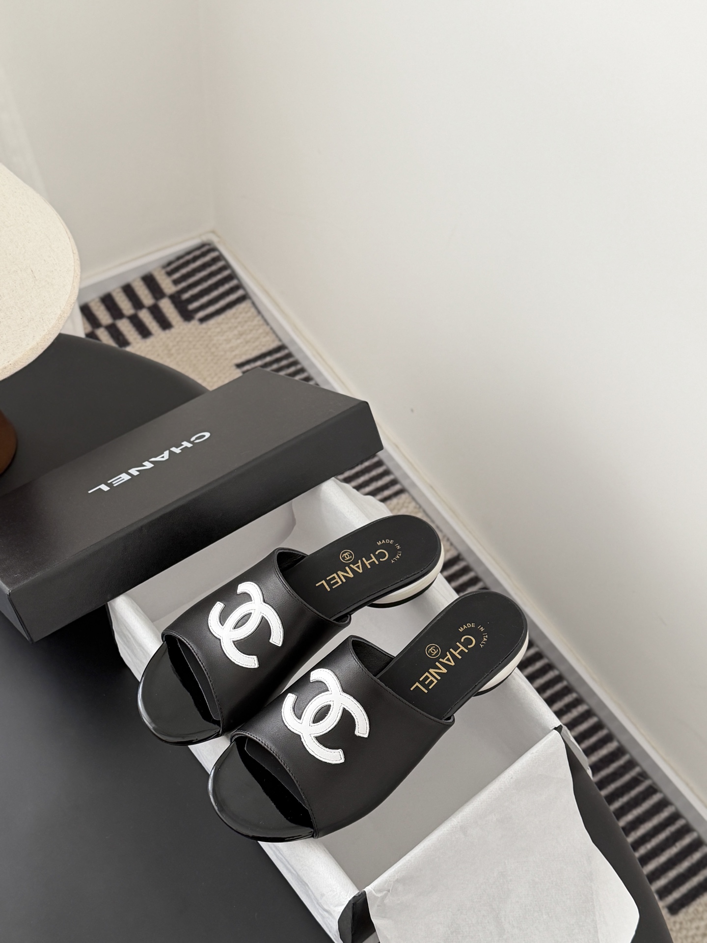 Chanel 26新款珍珠玛丽珍拖鞋皮料质感超好，上脚秀气～鞋面牛皮，内里羊皮，真皮大底！Size:35