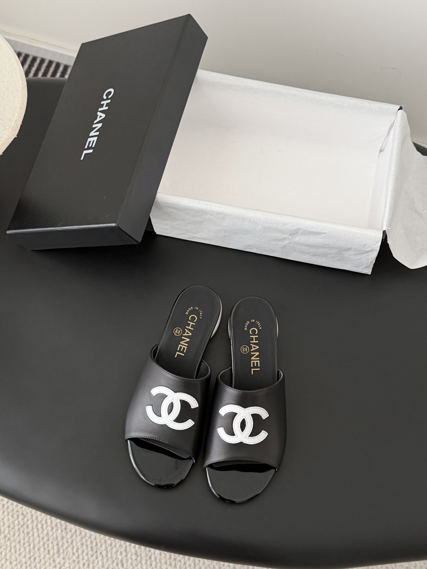 Chanel 26新款珍珠玛丽珍拖鞋皮料质感超好，上脚秀气～鞋面牛皮，内里羊皮，真皮大底！Size:35