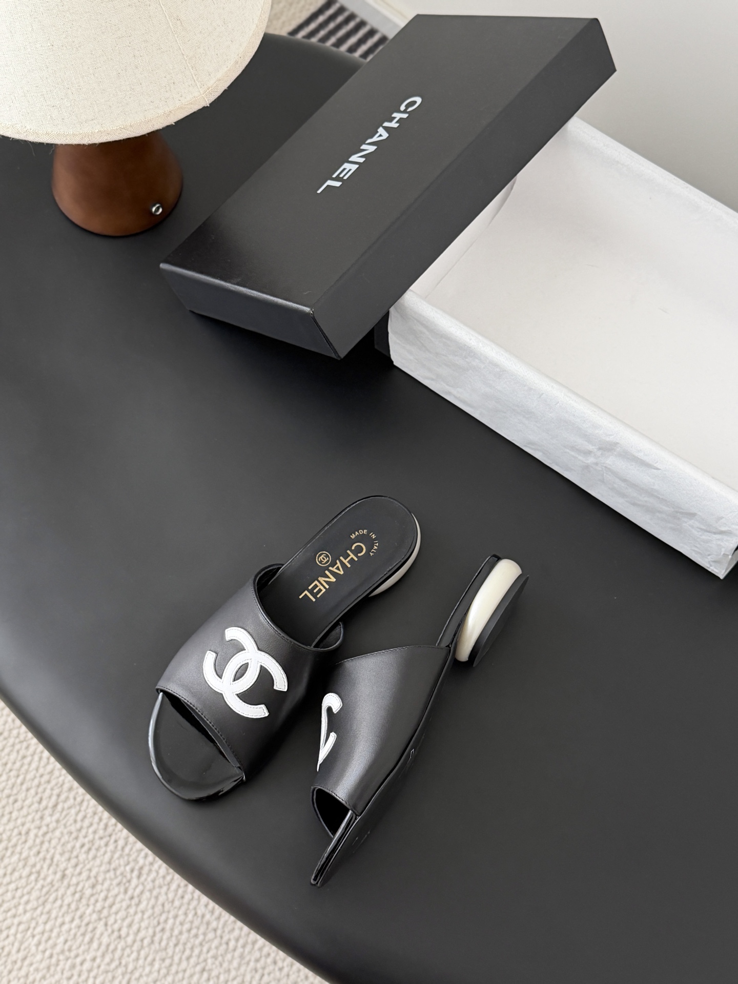 Chanel 26新款珍珠玛丽珍拖鞋皮料质感超好，上脚秀气～鞋面牛皮，内里羊皮，真皮大底！Size:35