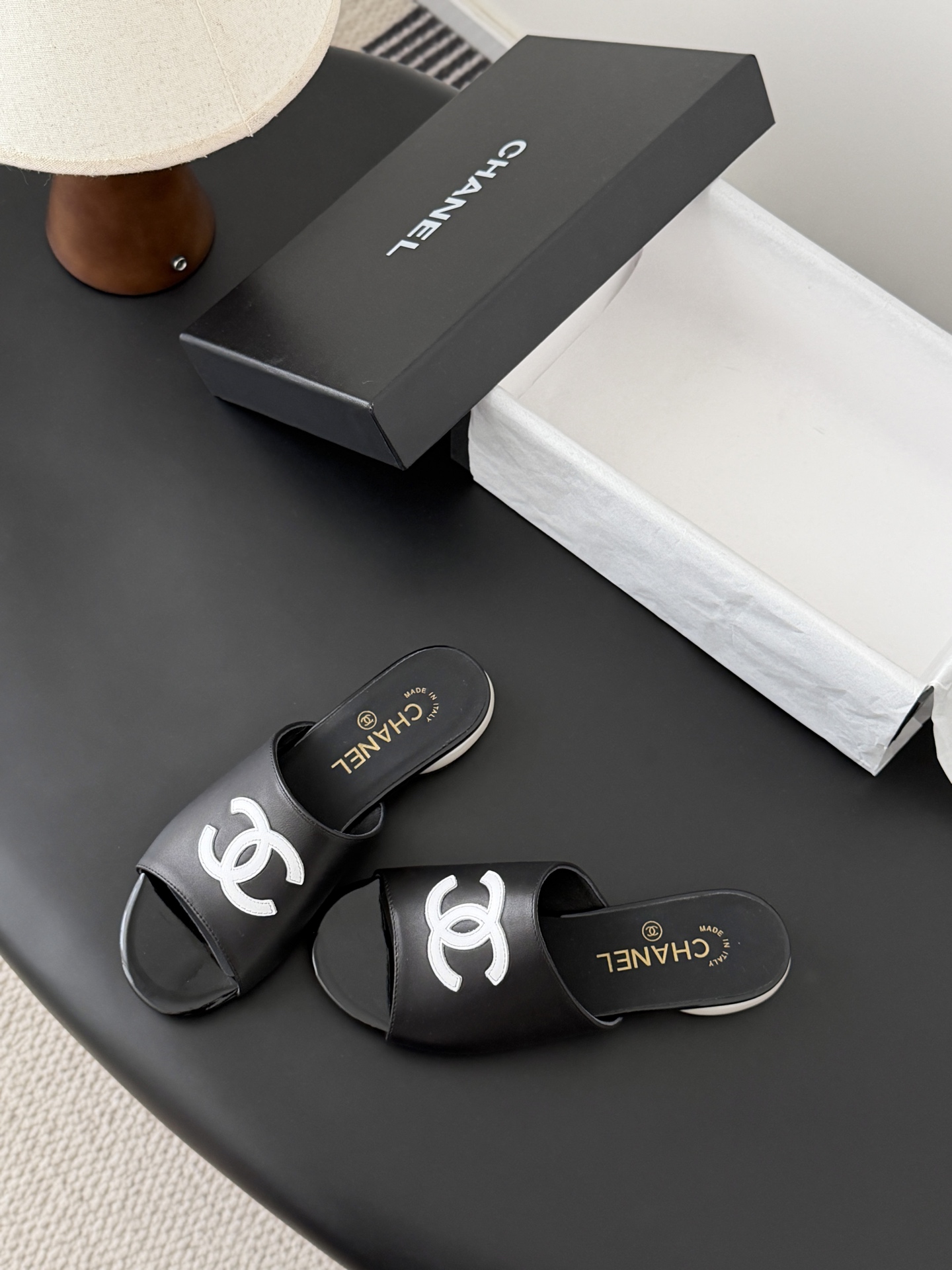 Chanel 26新款珍珠玛丽珍拖鞋皮料质感超好，上脚秀气～鞋面牛皮，内里羊皮，真皮大底！Size:35