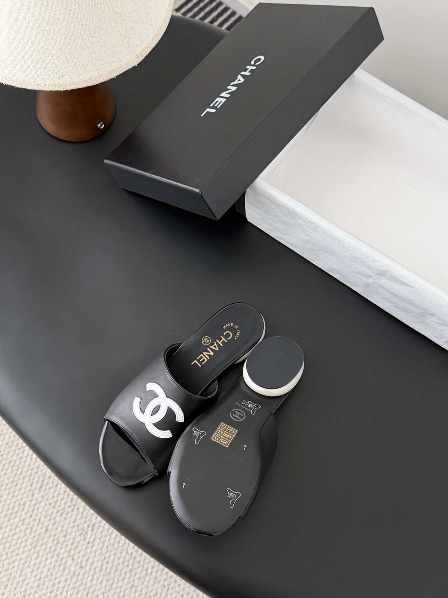 Chanel 26新款珍珠玛丽珍拖鞋皮料质感超好，上脚秀气～鞋面牛皮，内里羊皮，真皮大底！Size:35