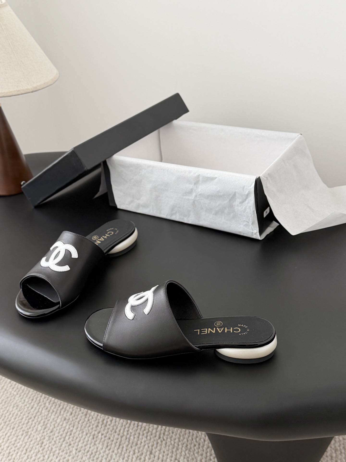 Chanel 26新款珍珠玛丽珍拖鞋皮料质感超好，上脚秀气～鞋面牛皮，内里羊皮，真皮大底！Size:35