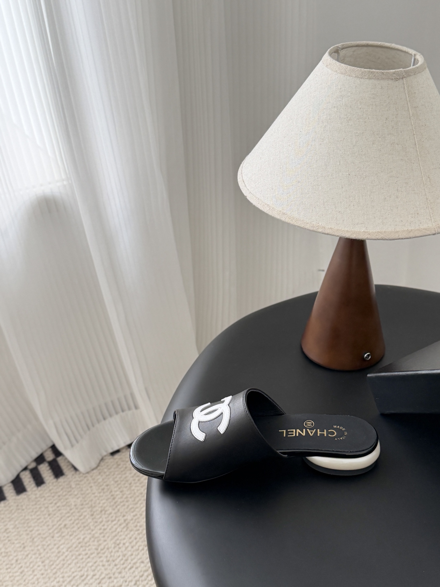 Chanel 26新款珍珠玛丽珍拖鞋皮料质感超好，上脚秀气～鞋面牛皮，内里羊皮，真皮大底！Size:35