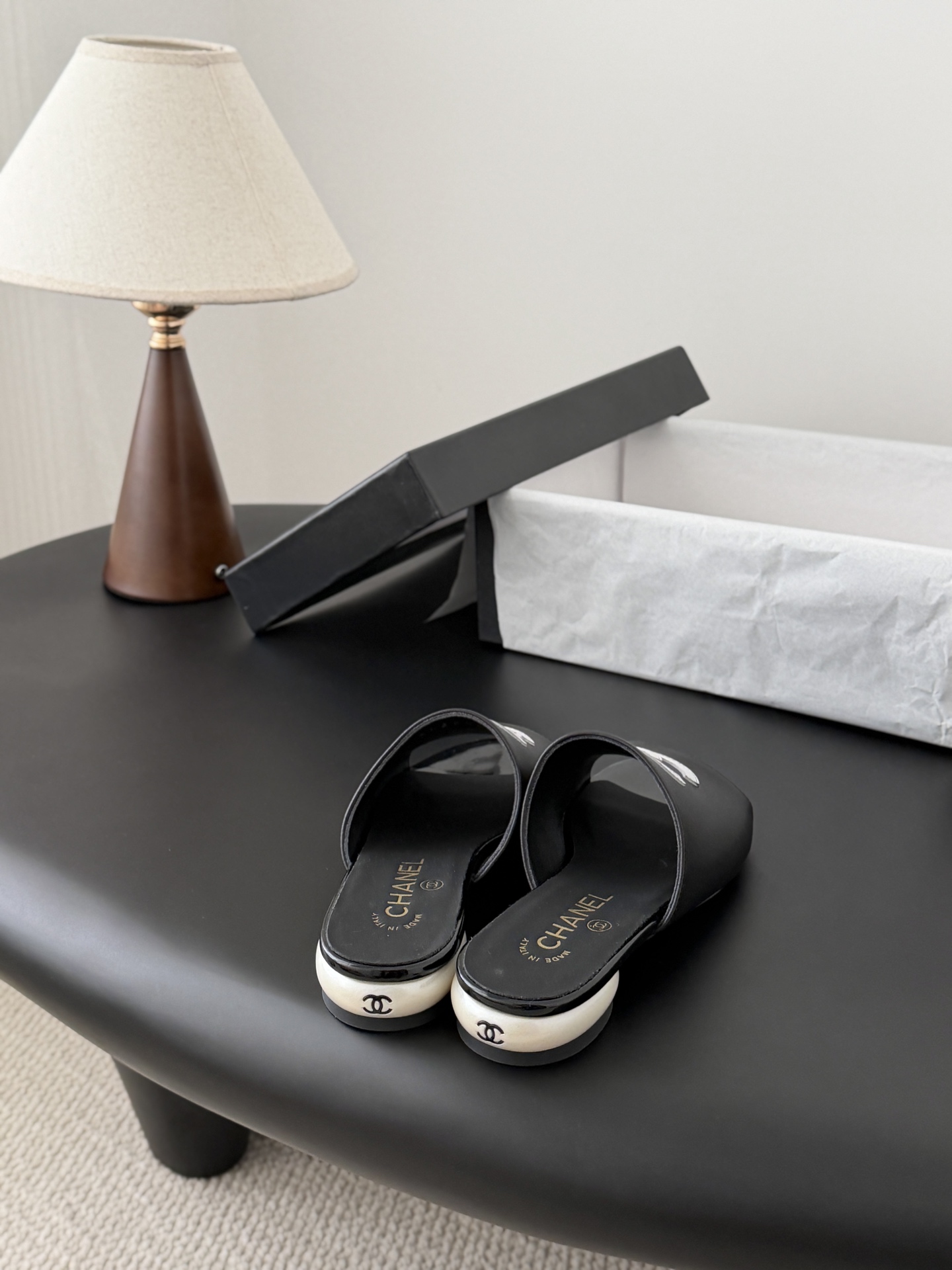 Chanel 26新款珍珠玛丽珍拖鞋皮料质感超好，上脚秀气～鞋面牛皮，内里羊皮，真皮大底！Size:35