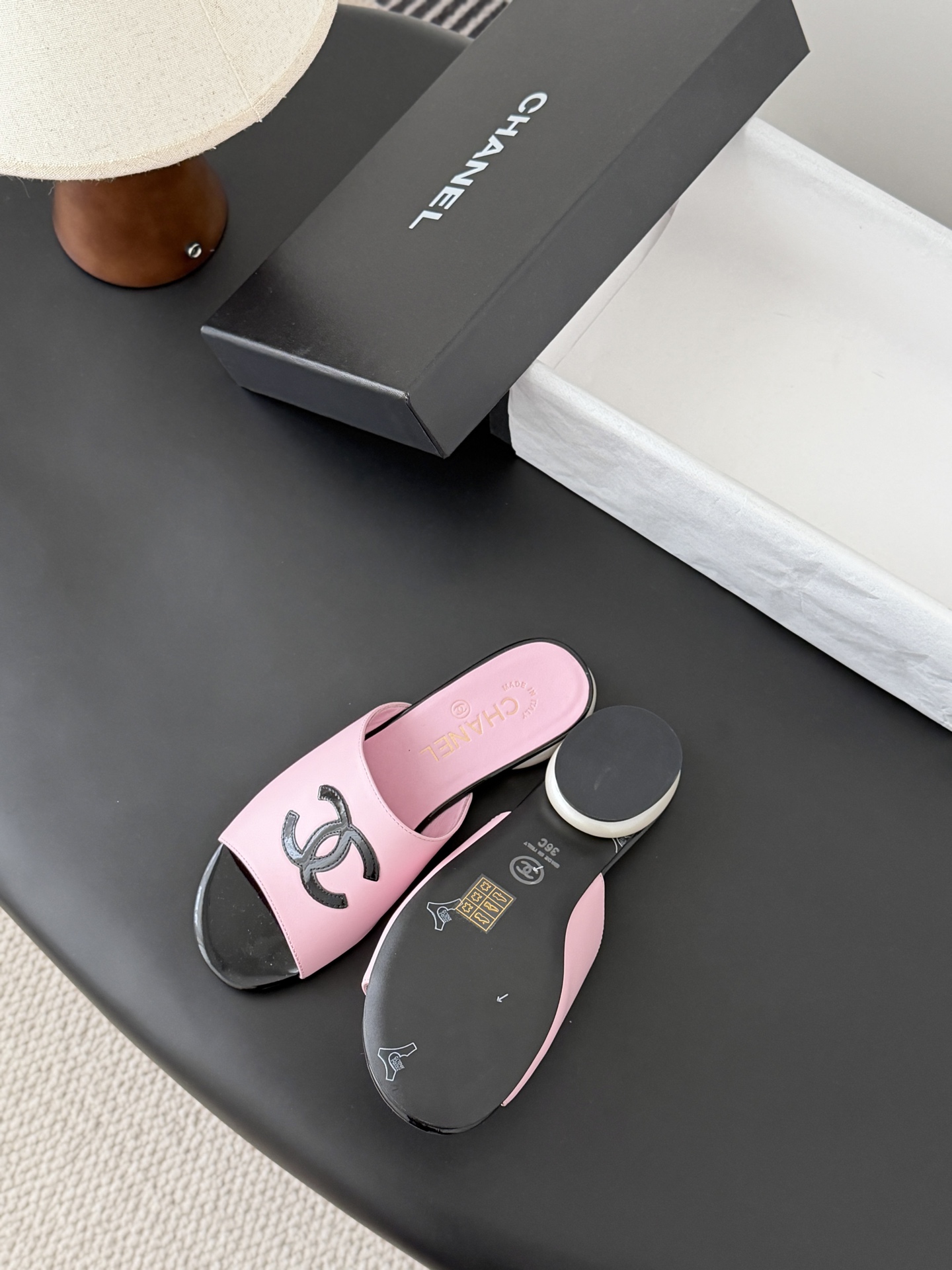 Chanel 26新款珍珠玛丽珍拖鞋皮料质感超好，上脚秀气～鞋面牛皮，内里羊皮，真皮大底！Size:35