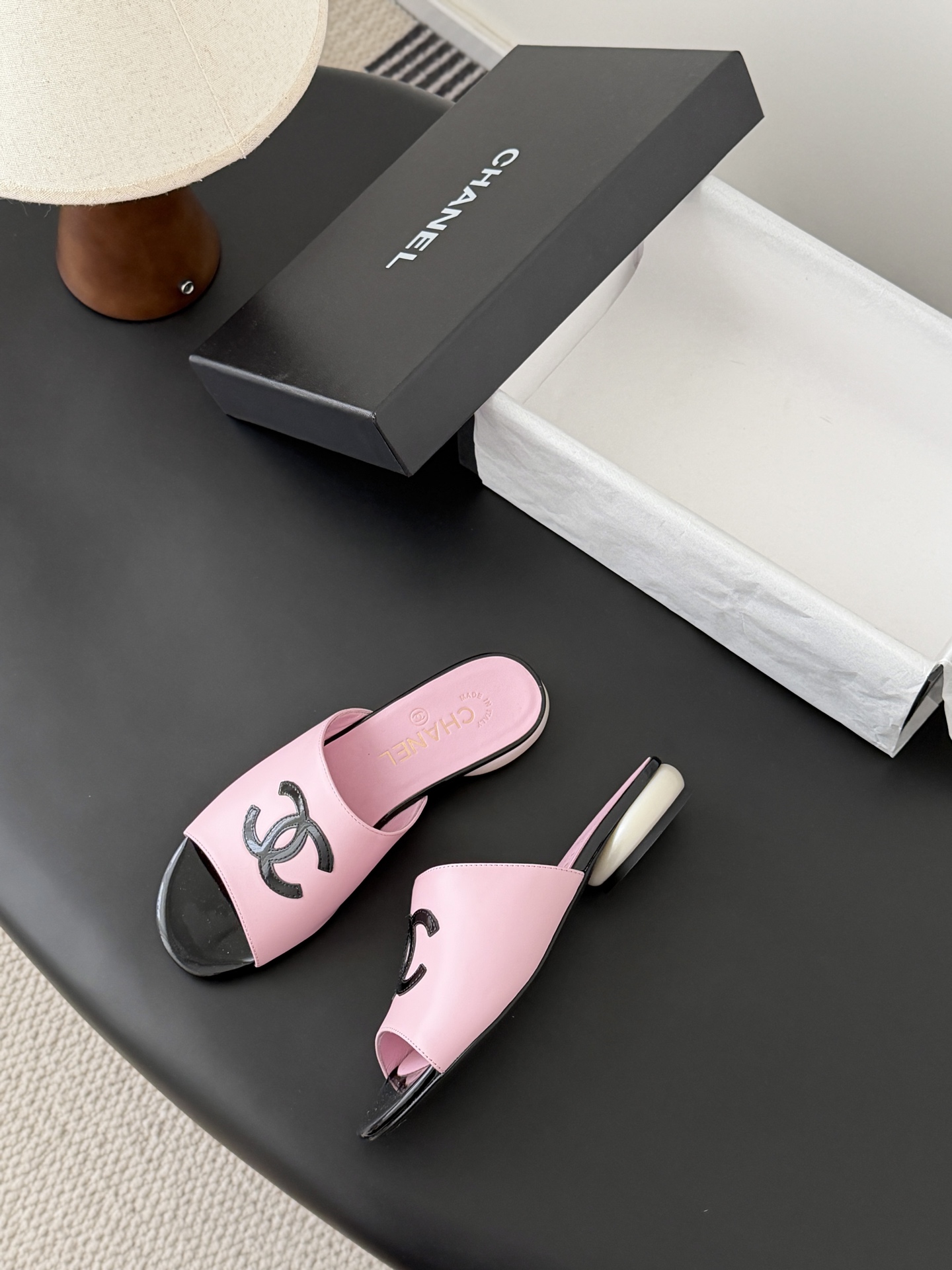 Chanel 26新款珍珠玛丽珍拖鞋皮料质感超好，上脚秀气～鞋面牛皮，内里羊皮，真皮大底！Size:35