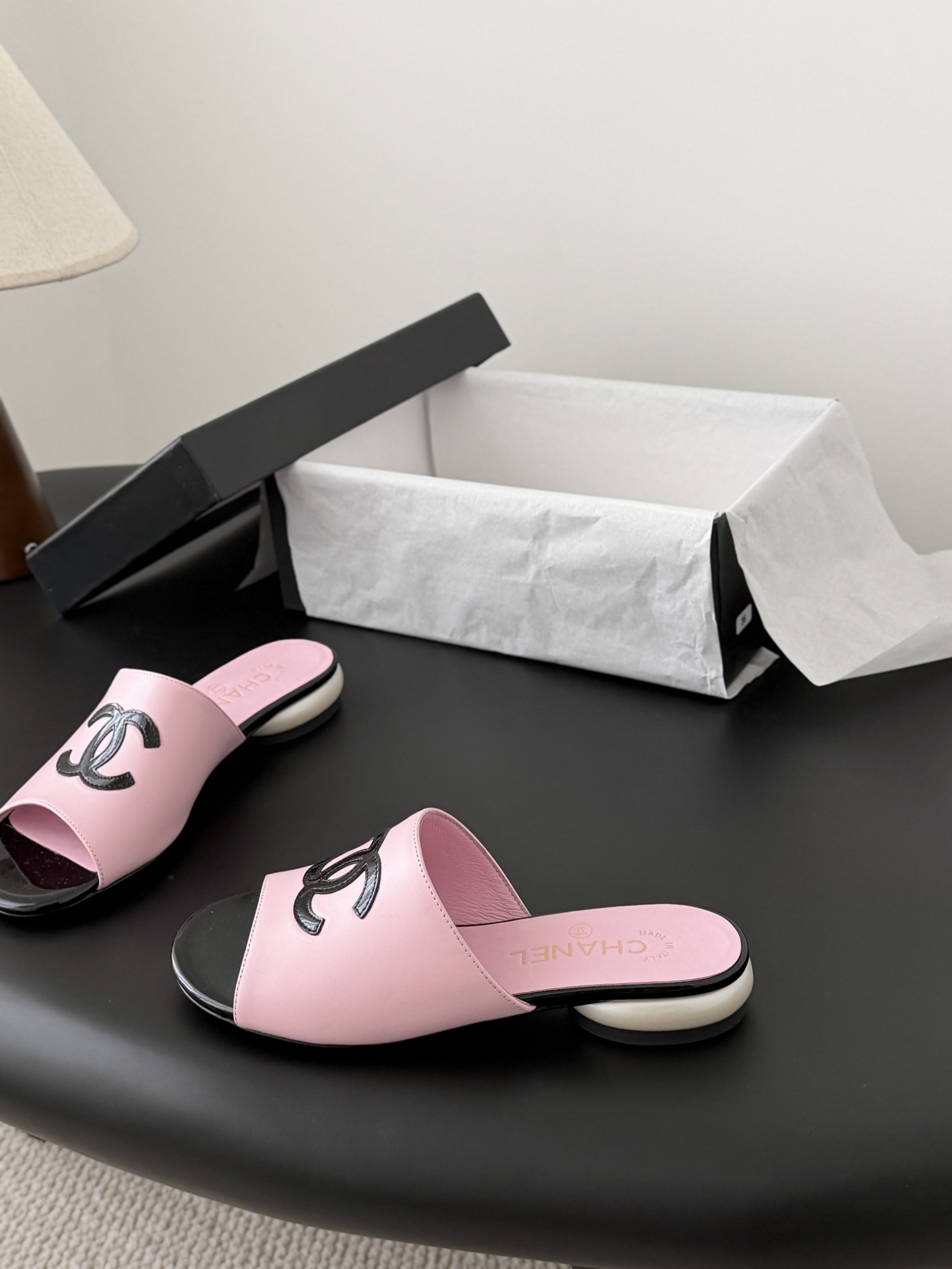 Chanel 26新款珍珠玛丽珍拖鞋皮料质感超好，上脚秀气～鞋面牛皮，内里羊皮，真皮大底！Size:35