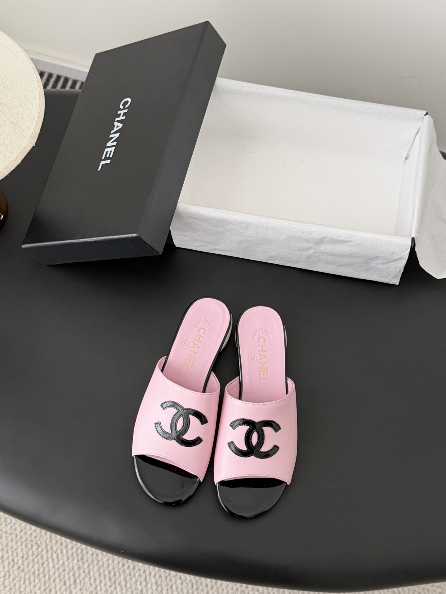 Chanel 26新款珍珠玛丽珍拖鞋皮料质感超好，上脚秀气～鞋面牛皮，内里羊皮，真皮大底！Size:35