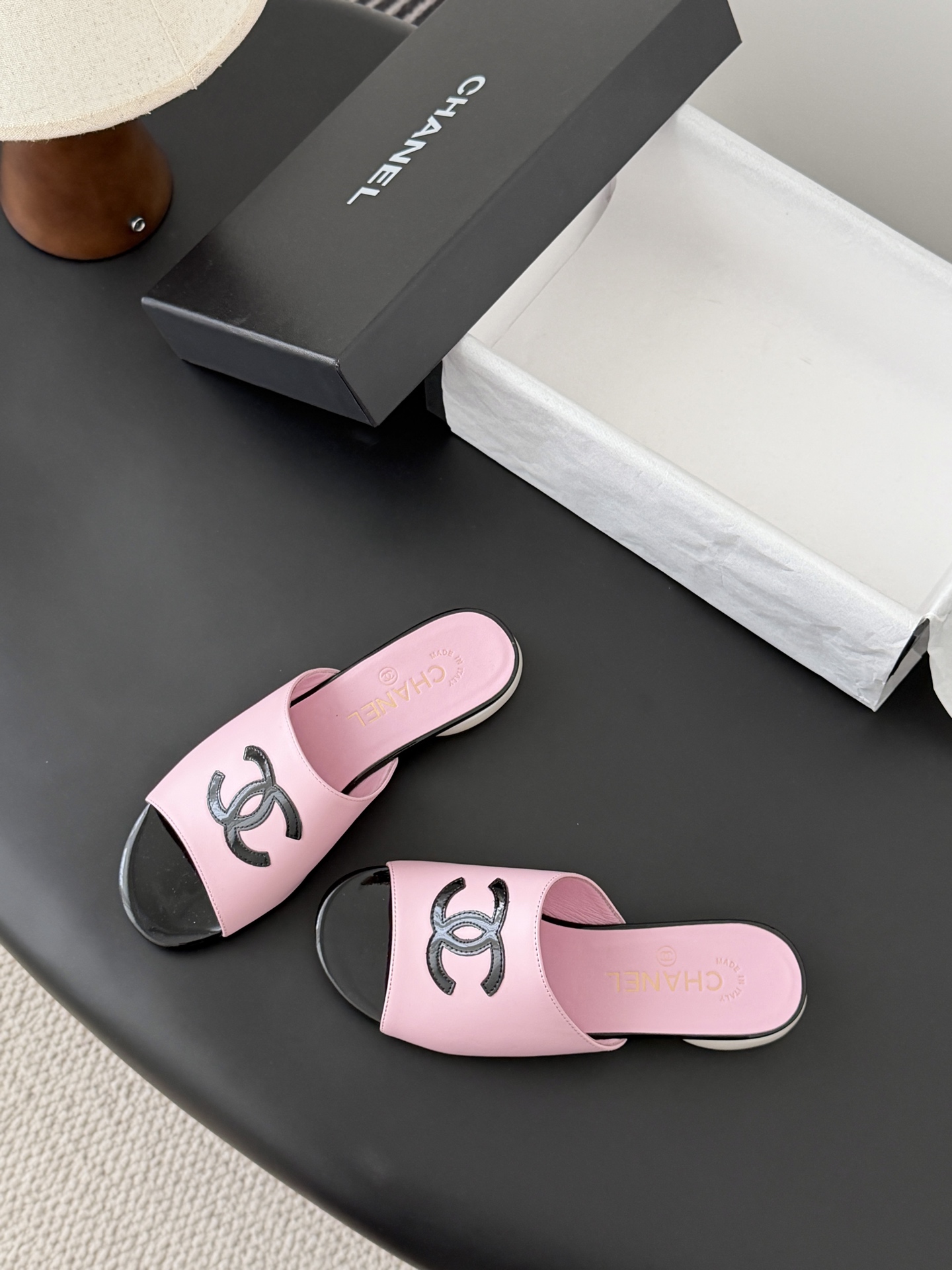 Chanel 26新款珍珠玛丽珍拖鞋皮料质感超好，上脚秀气～鞋面牛皮，内里羊皮，真皮大底！Size:35