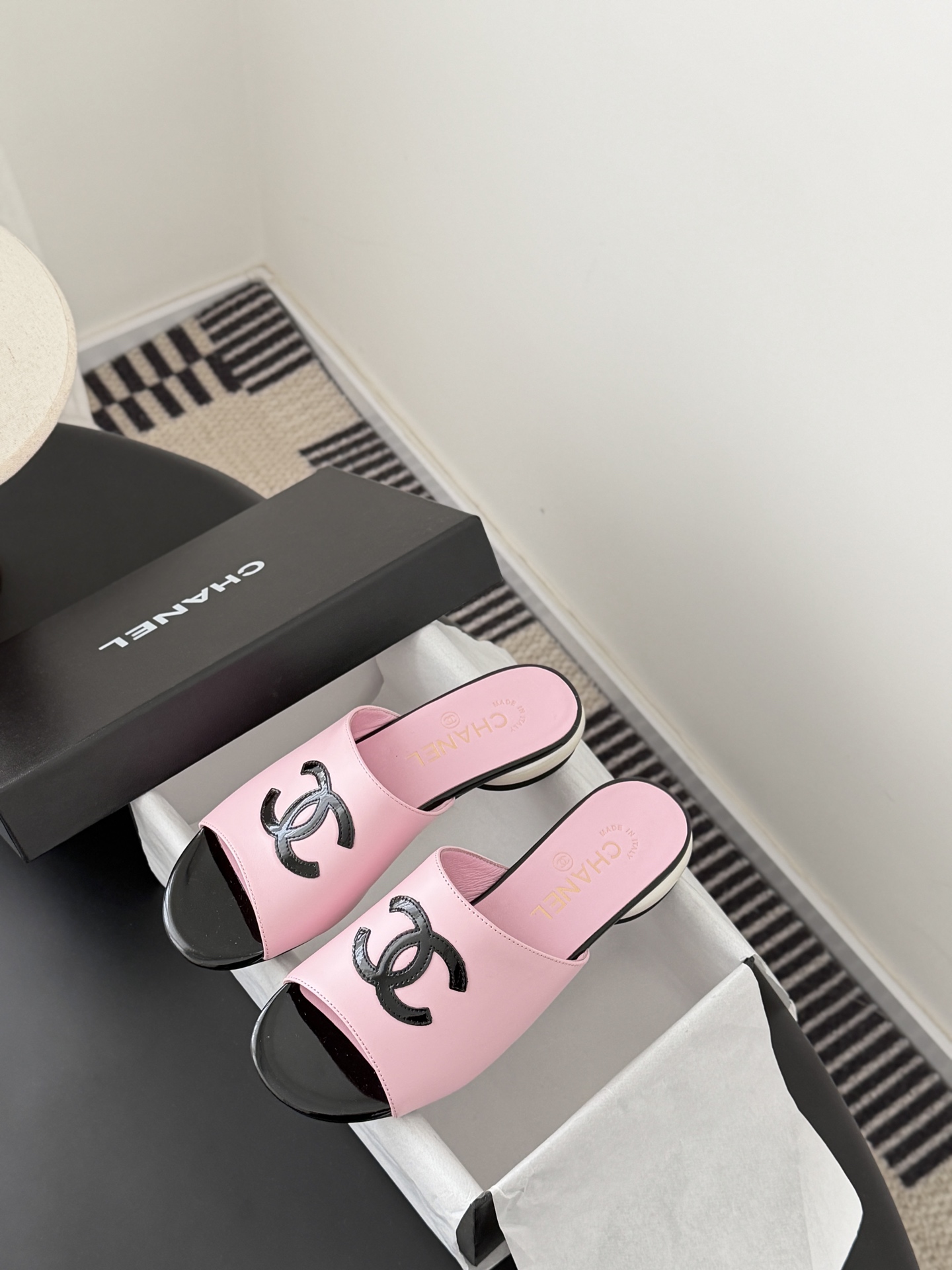 Chanel 26新款珍珠玛丽珍拖鞋皮料质感超好，上脚秀气～鞋面牛皮，内里羊皮，真皮大底！Size:35