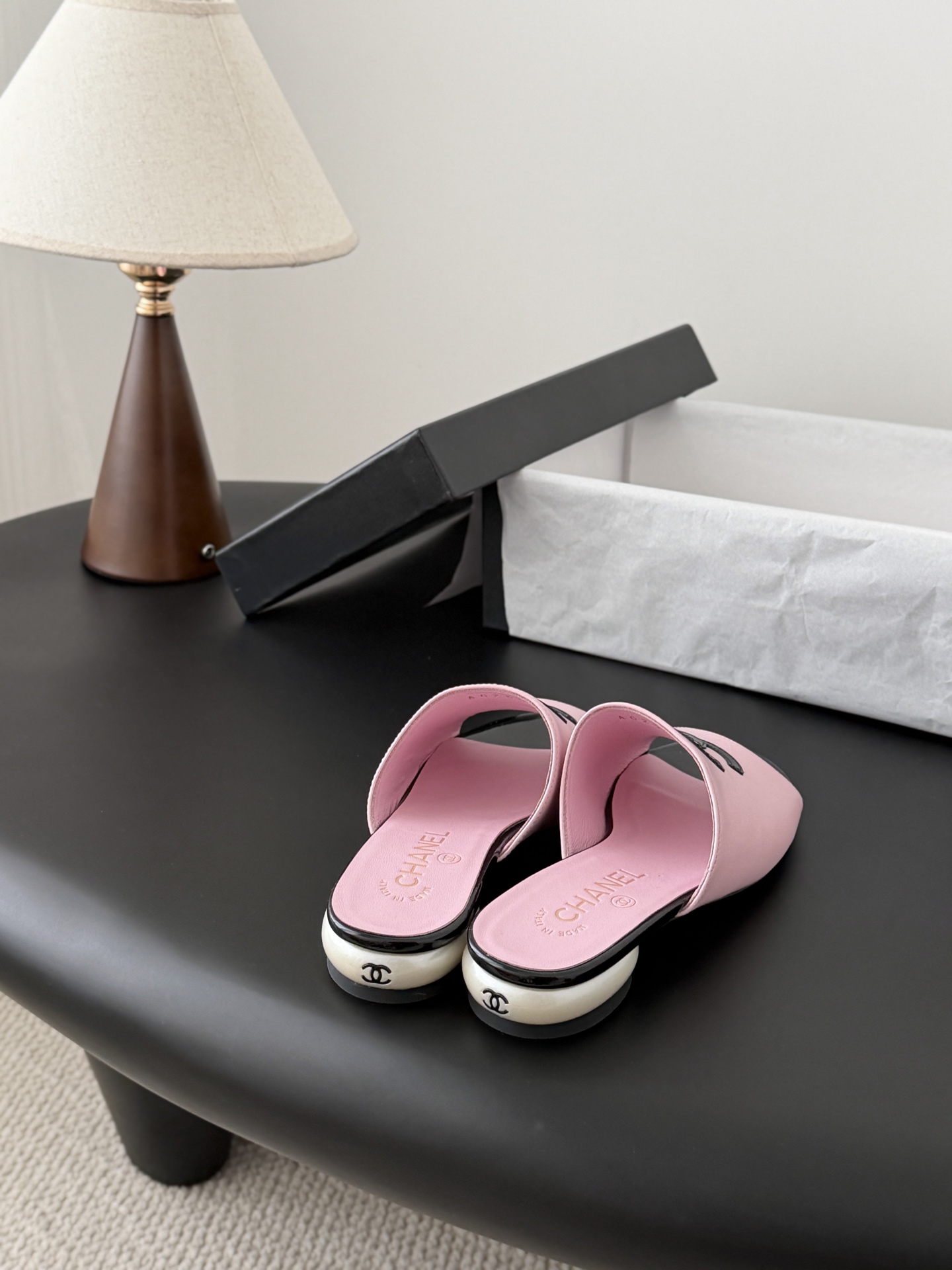 Chanel 26新款珍珠玛丽珍拖鞋皮料质感超好，上脚秀气～鞋面牛皮，内里羊皮，真皮大底！Size:35