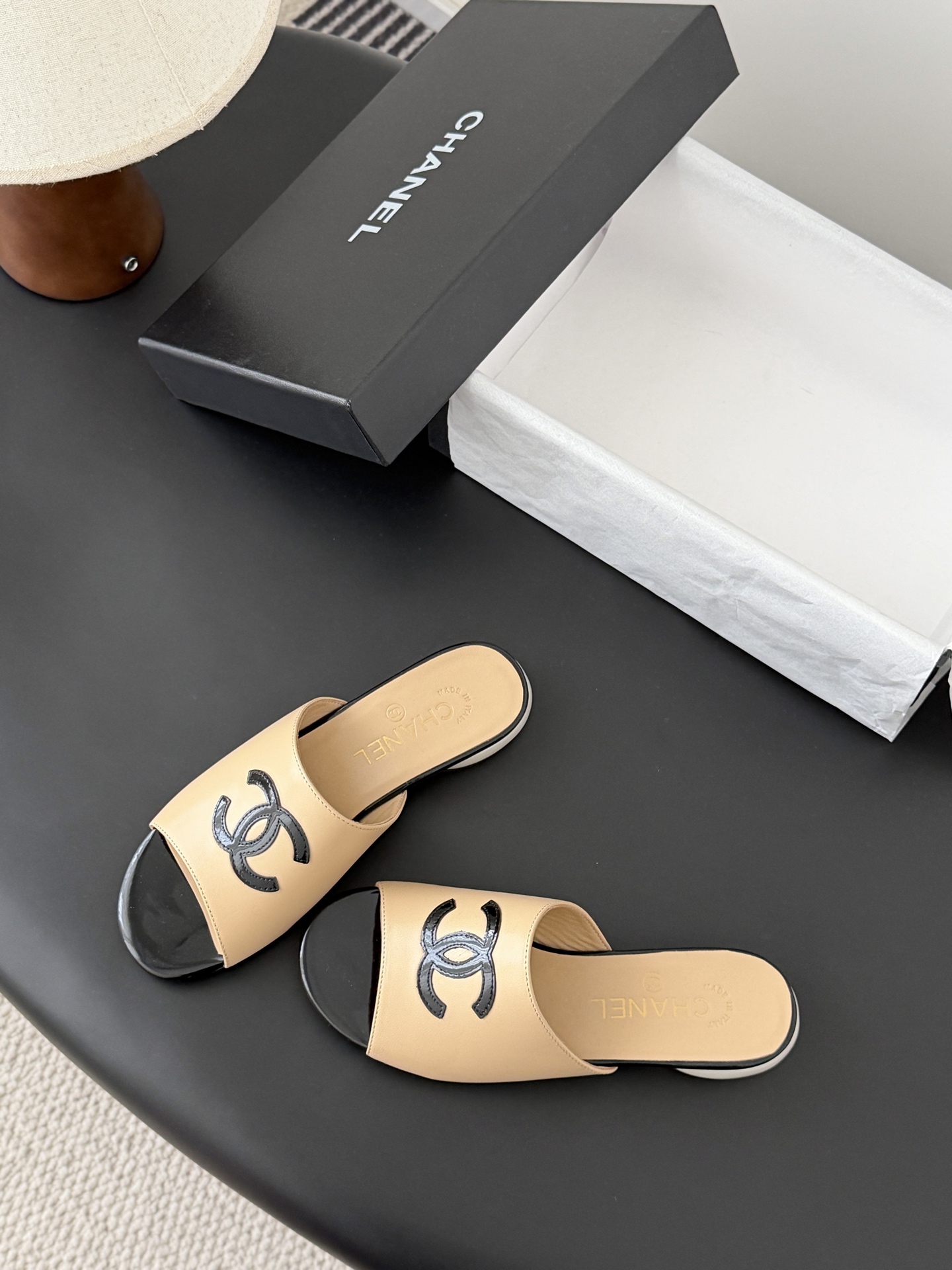 Chanel 26新款珍珠玛丽珍拖鞋皮料质感超好，上脚秀气～鞋面牛皮，内里羊皮，真皮大底！Size:35