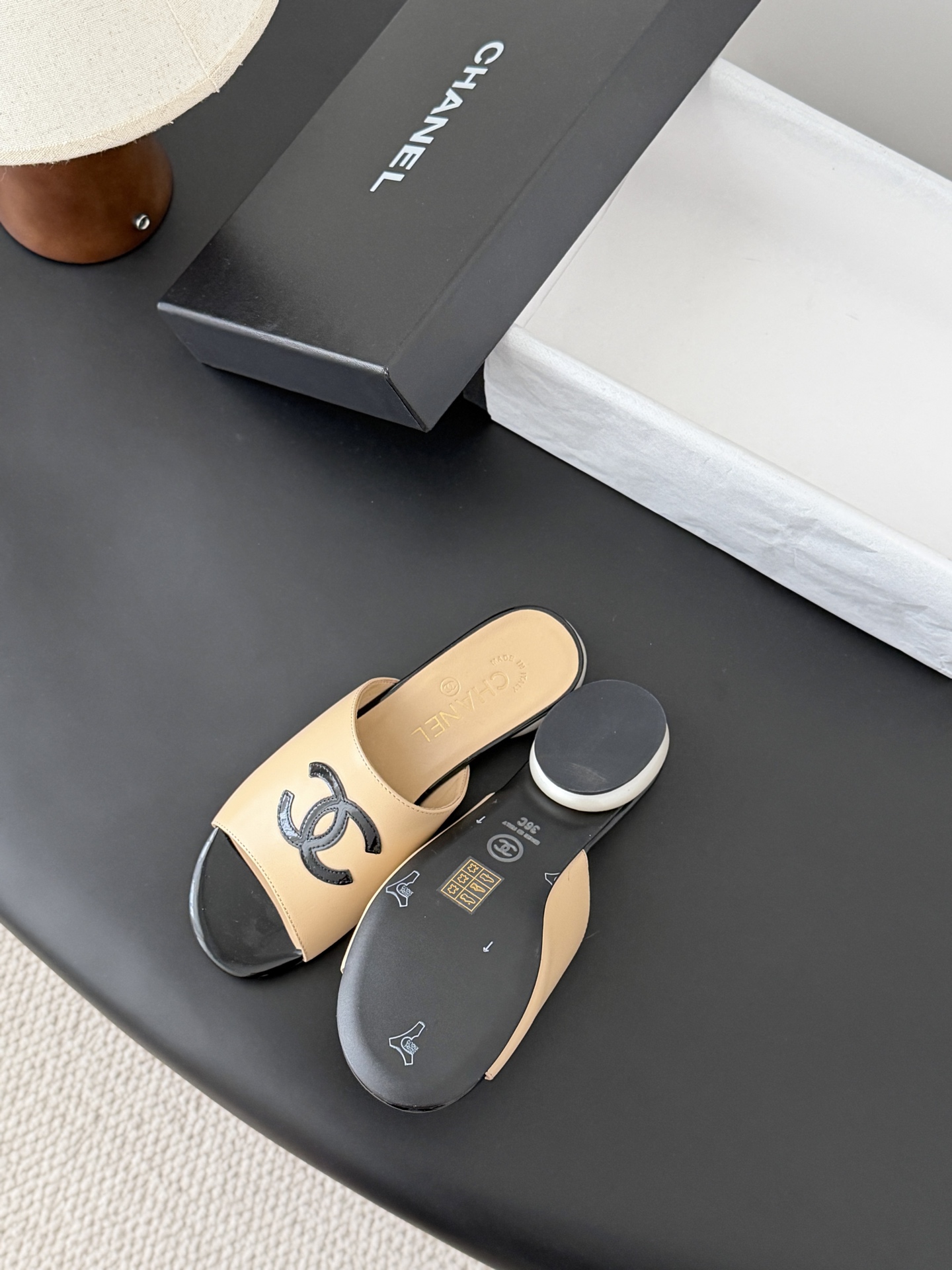 Chanel 26新款珍珠玛丽珍拖鞋皮料质感超好，上脚秀气～鞋面牛皮，内里羊皮，真皮大底！Size:35