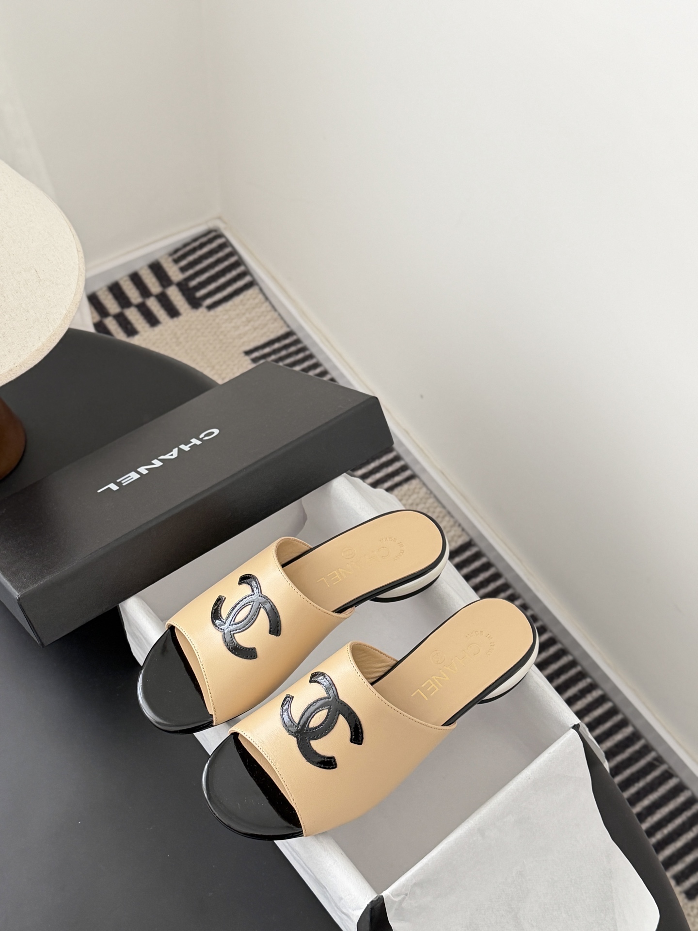 Chanel 26新款珍珠玛丽珍拖鞋皮料质感超好，上脚秀气～鞋面牛皮，内里羊皮，真皮大底！Size:35