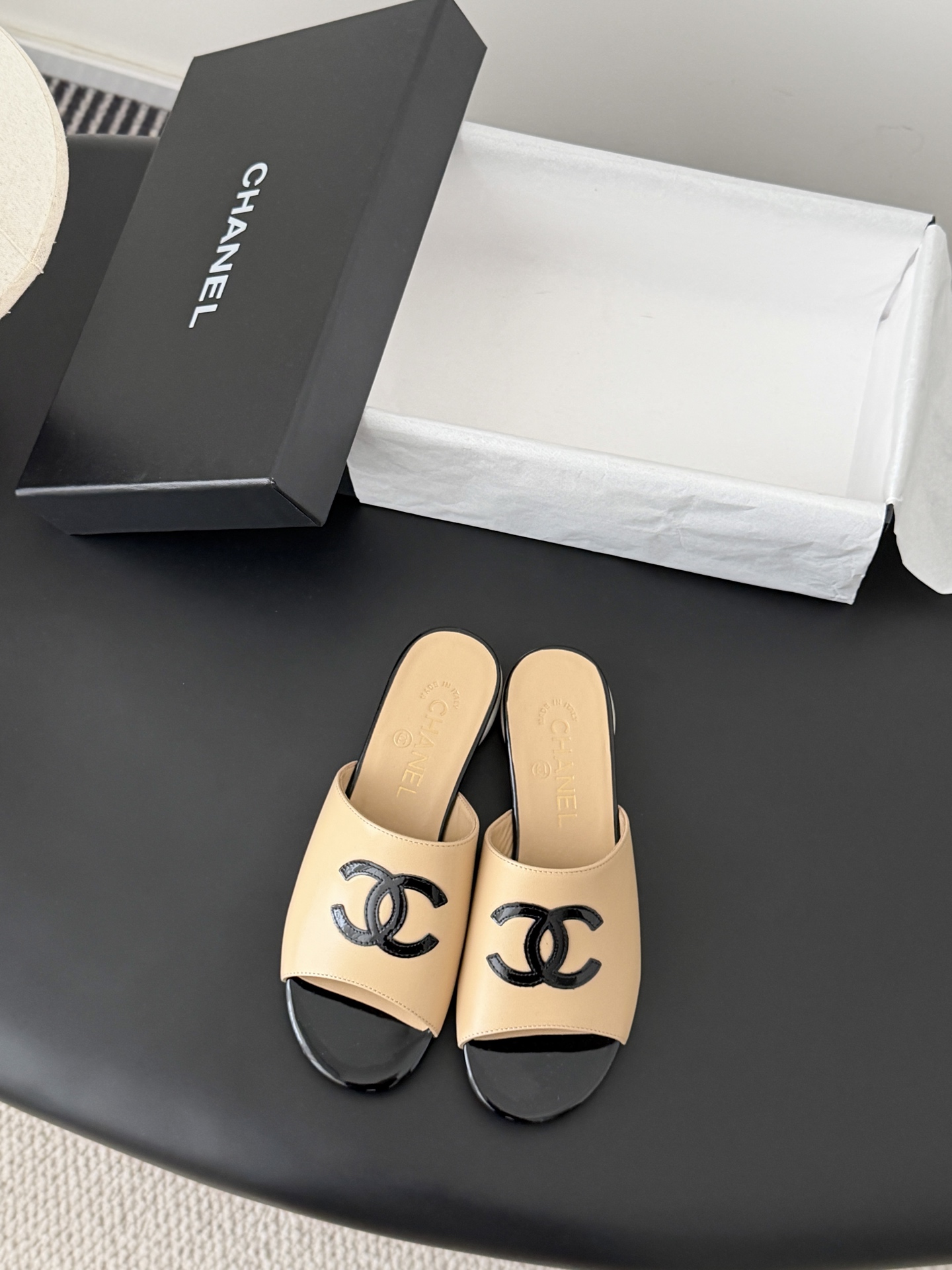 Chanel 26新款珍珠玛丽珍拖鞋皮料质感超好，上脚秀气～鞋面牛皮，内里羊皮，真皮大底！Size:35