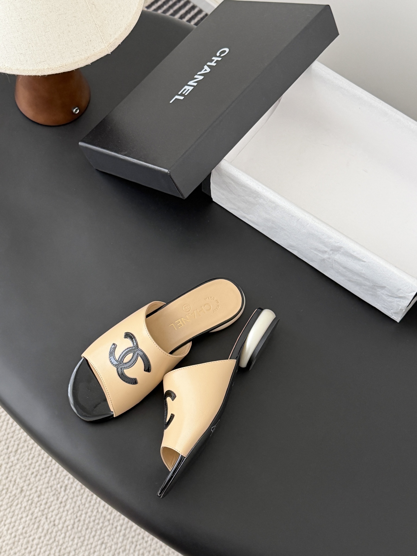 Chanel 26新款珍珠玛丽珍拖鞋皮料质感超好，上脚秀气～鞋面牛皮，内里羊皮，真皮大底！Size:35