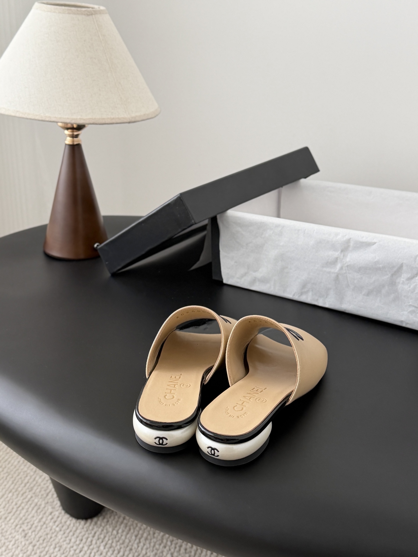 Chanel 26新款珍珠玛丽珍拖鞋皮料质感超好，上脚秀气～鞋面牛皮，内里羊皮，真皮大底！Size:35